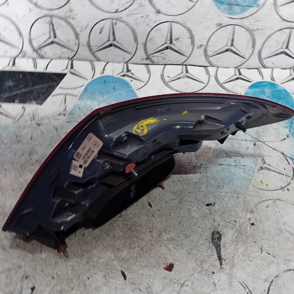 MERCEDES BENZ E-CLASS W213 E63 PASSENGER SIDE (NEAR SIDE) REAR LIGHT A2139067900