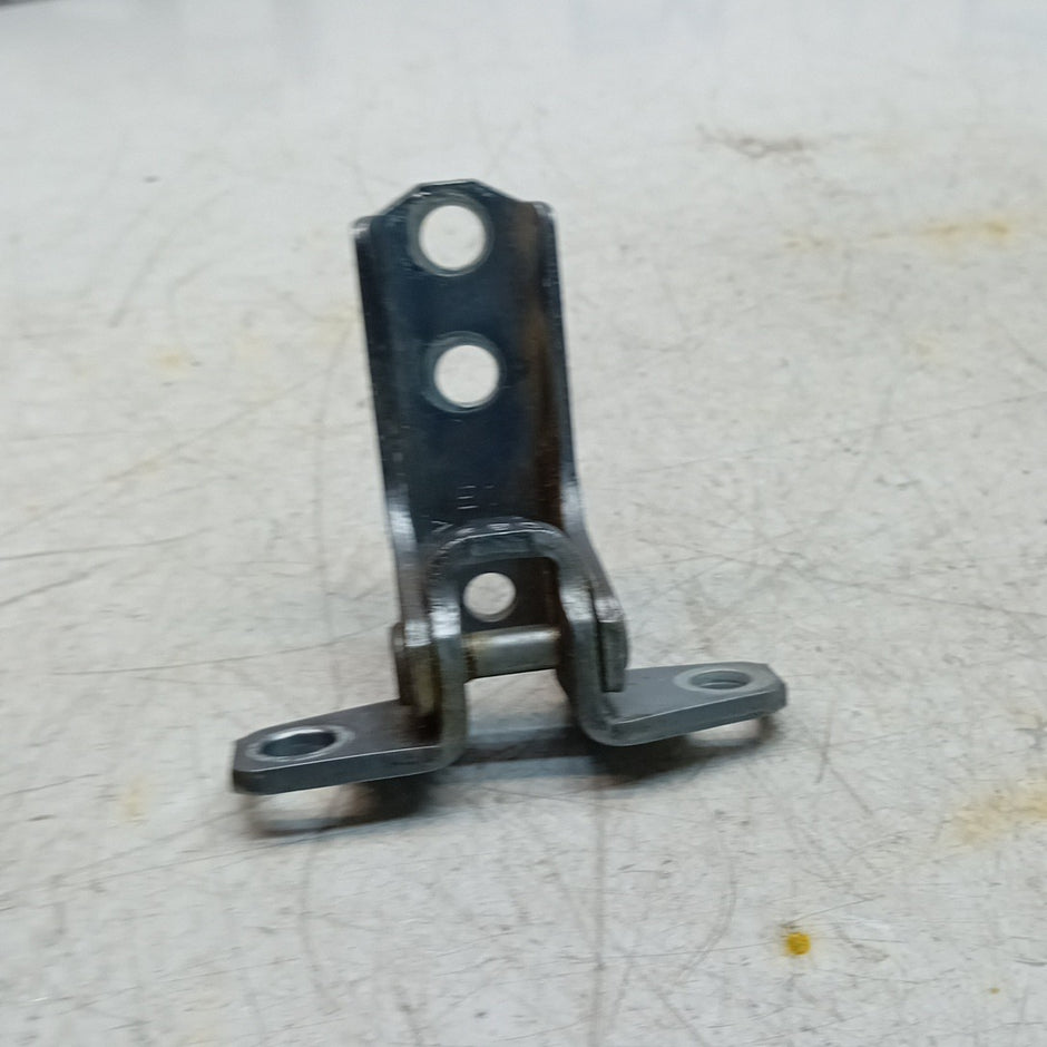 MITSUBISHI OUTLANDER MK3  FRONT DOOR HINGE PANEL E1 A046834 FM001644