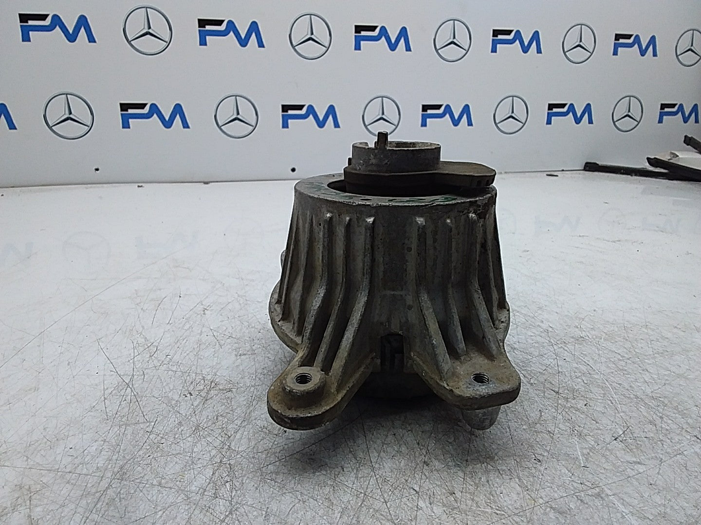 MERCEDES BENZ  E-CLASS W213  ENGINE MOUNT RIGHT A2132400600 FMR316