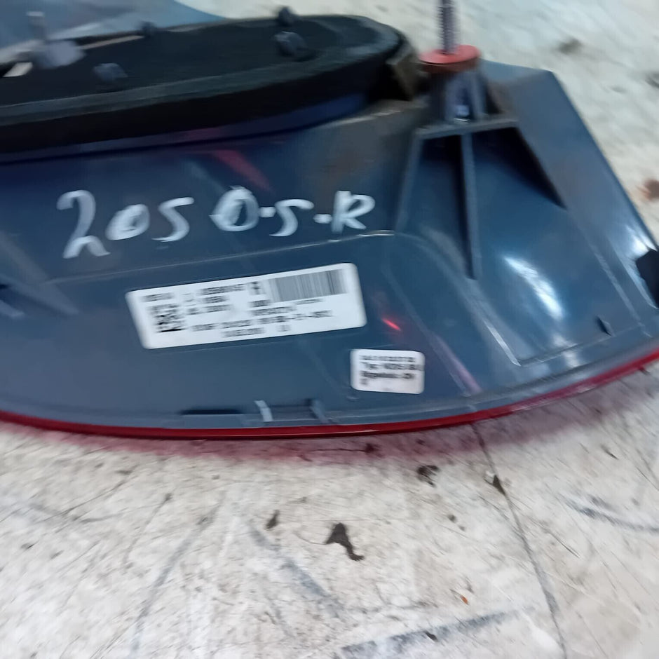 MERCEDES BENZ C-CLASS W205 SALOON REAR DRIVER SIDE ( OFF SIDE ) TAIL LIGHT