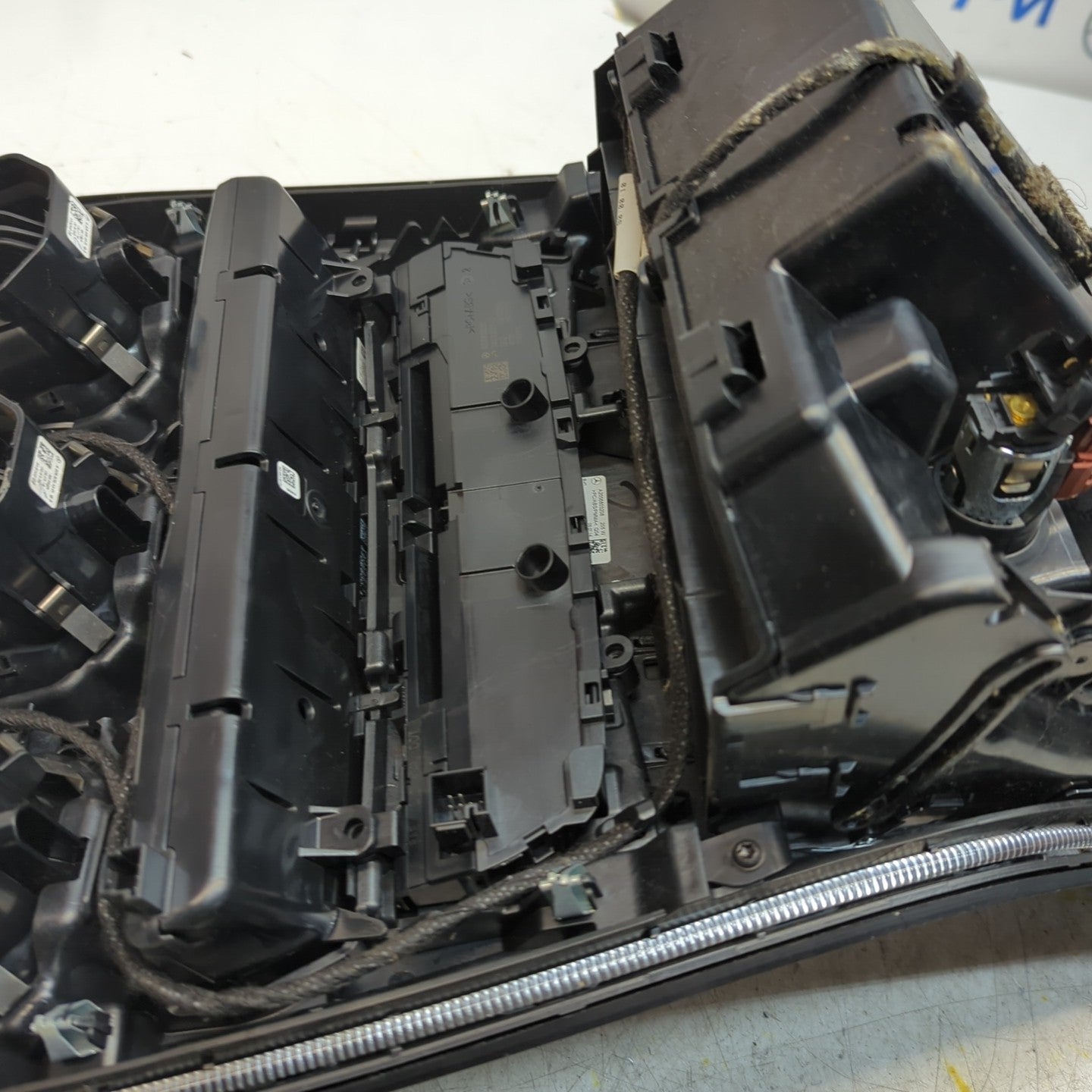  MERCEDES E-CLASS W205 CENTRE CONSOLE + 3 AIR VENT A2054402032 FM001407