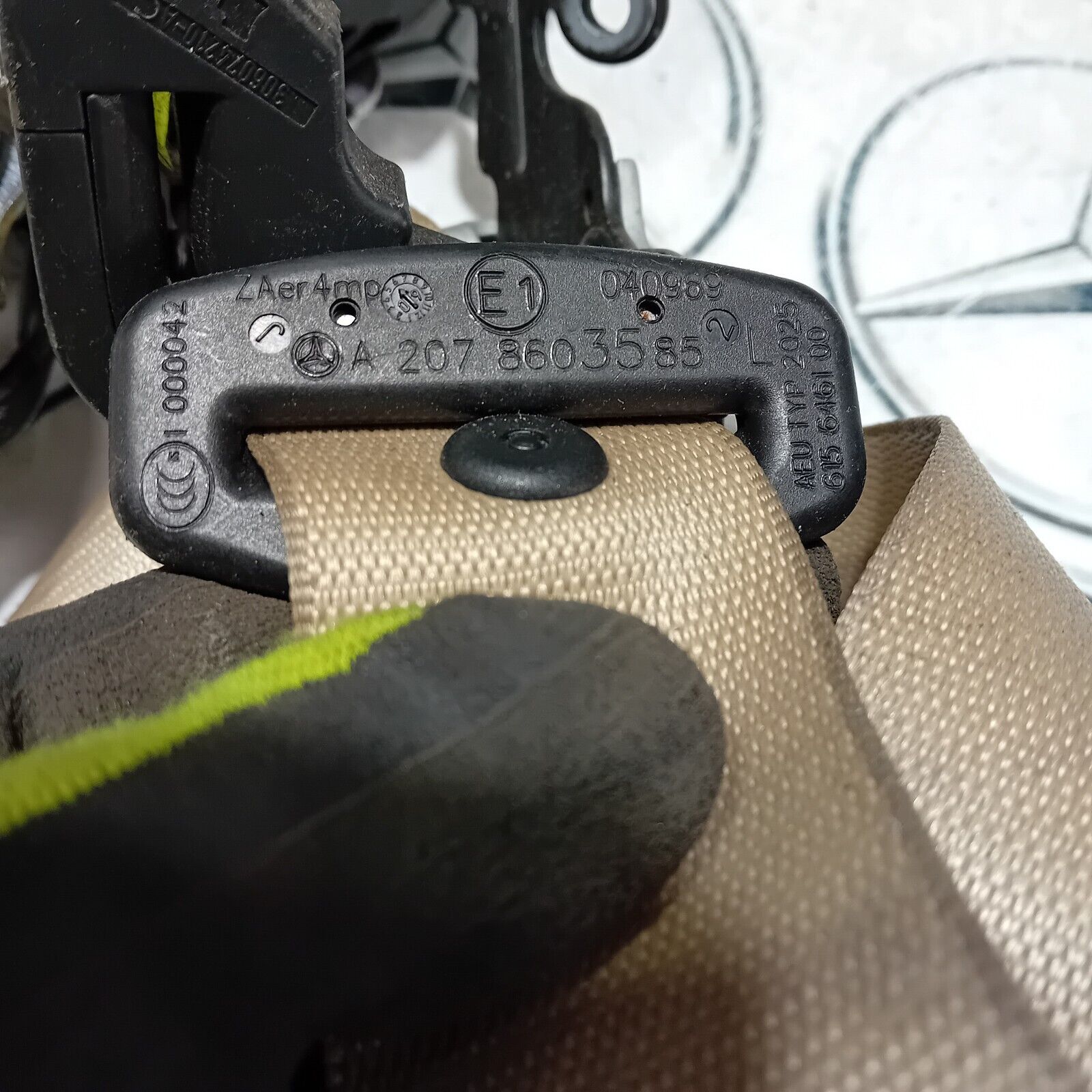 MERCEDES BENZ E CLASS 207 COUPE 2009-2016 FRONT LEFT SEAT BELT A2078603585