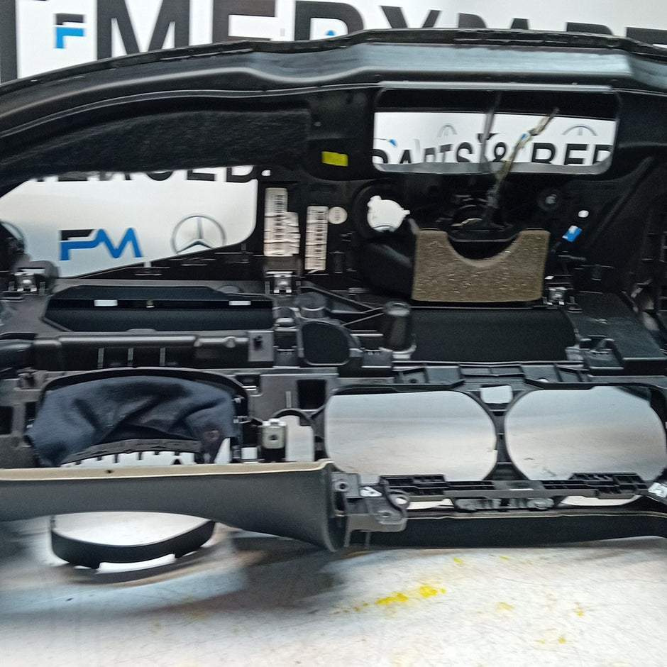 MERCEDES E-CLASS W213 DASHBOARD ASSEMBLY BLACK 2016 ON + 2 AIR VENT FM001300