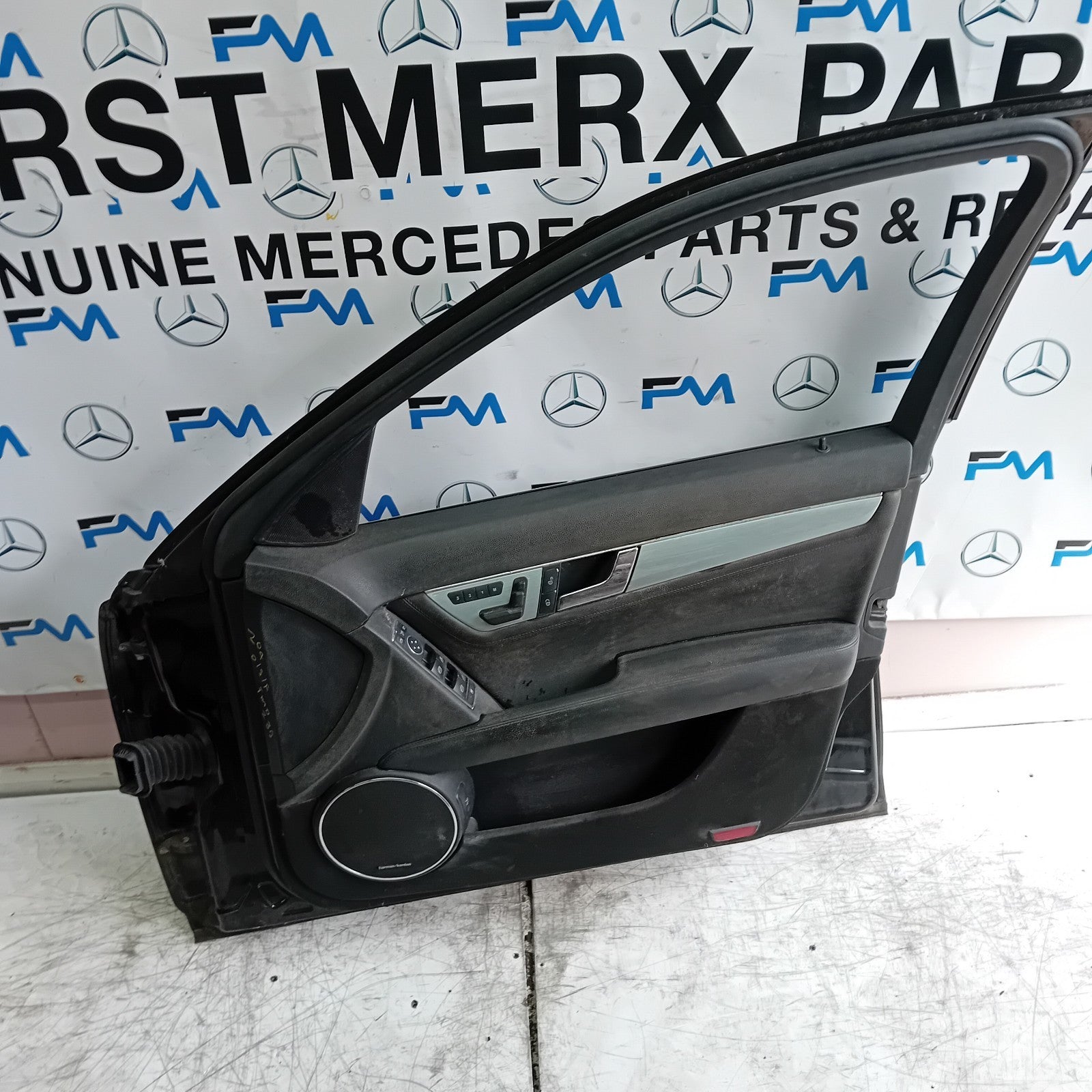 MERCEDES BENZ C-CLASS W204  DRIVER FRONT DOOR OSF BLACK 2009-14 COMPLETE FMD235