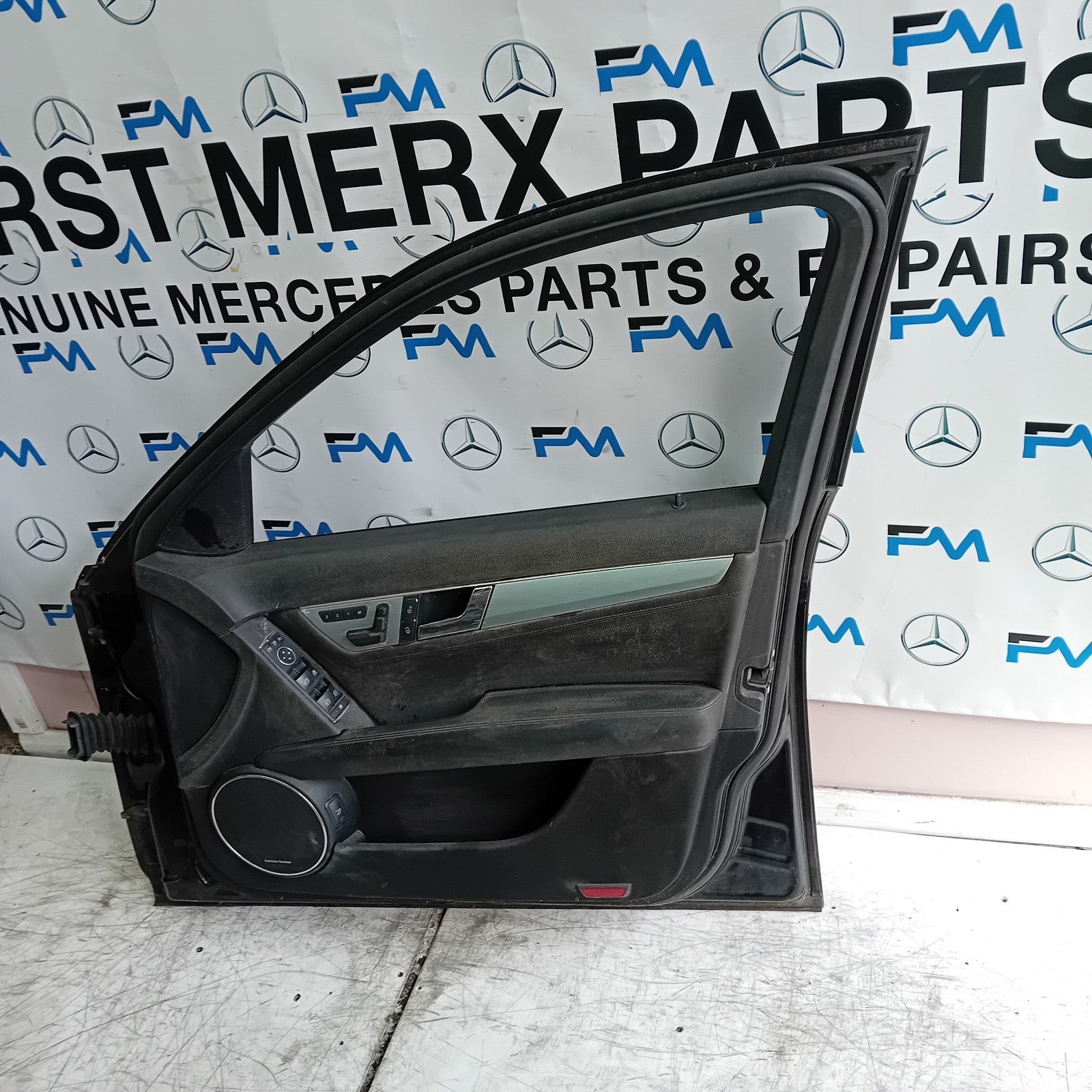MERCEDES BENZ C-CLASS W204  DRIVER FRONT DOOR OSF BLACK 2009-14 COMPLETE FMD235