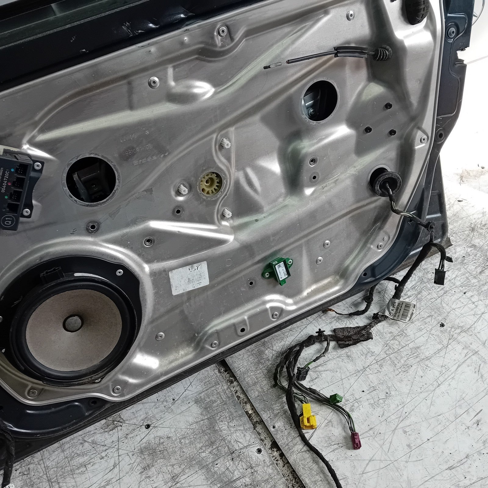 MERCEDES BEBZ C-CLASS W204 DRIVER SIDE FRONT DOOR OSF FMD290