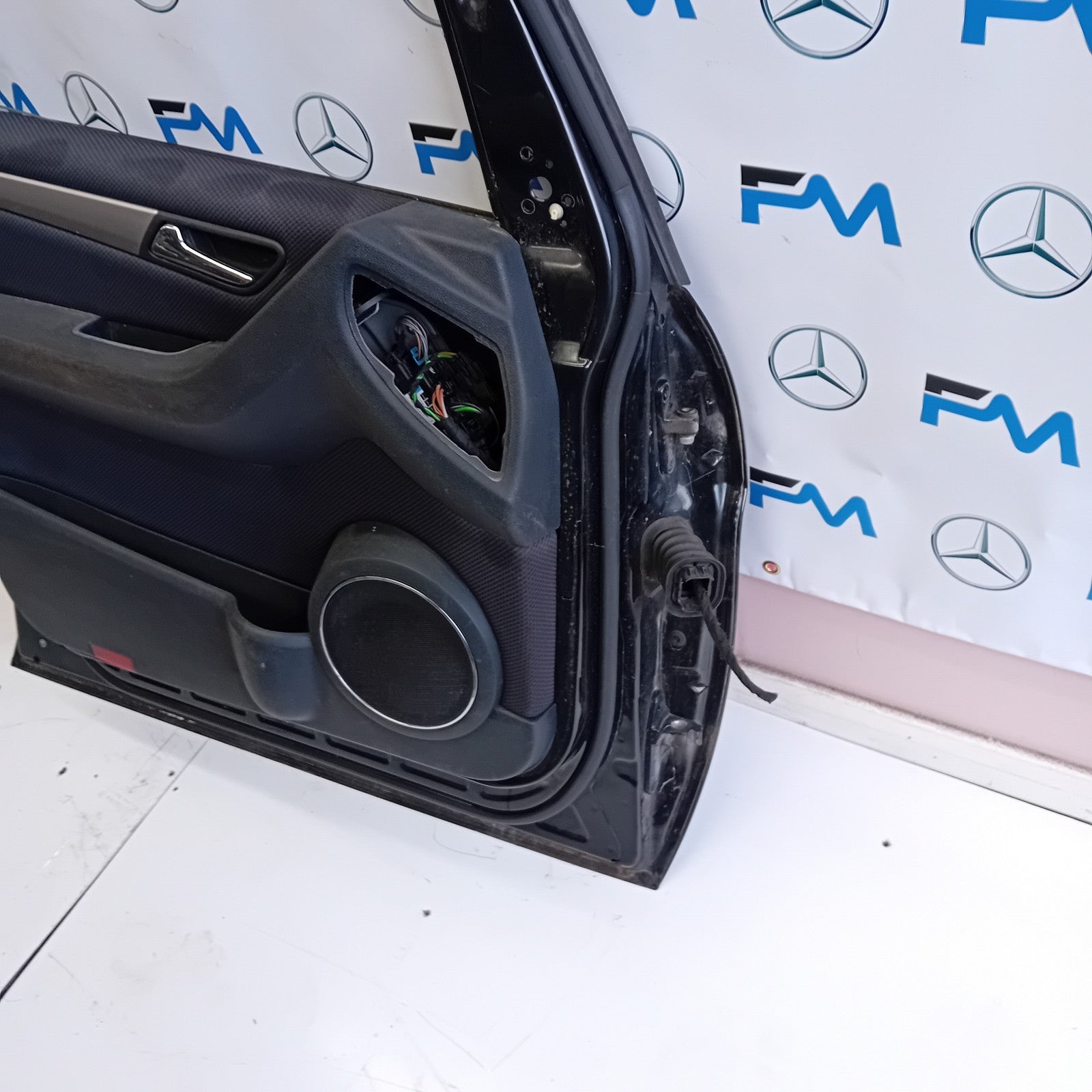 MERCEDES BENZ B CLASS W245 PASSENGER SIDE REAR DOOR ( NEAR SIDE REAR ) FM012