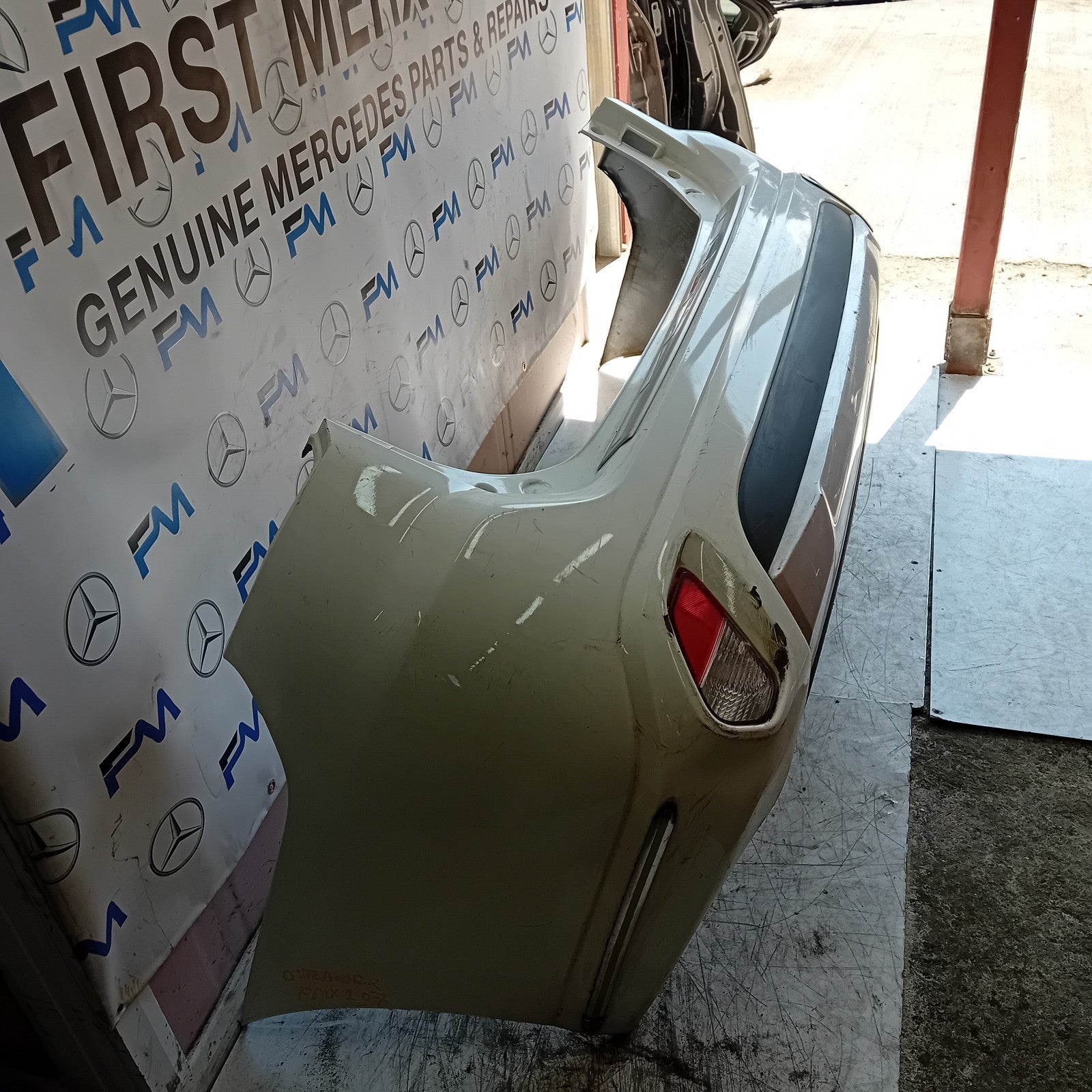 MITSUBISHI OUTLANDER MK3 REAR BUMPER WHITE 2013 COMPLETE FMX107