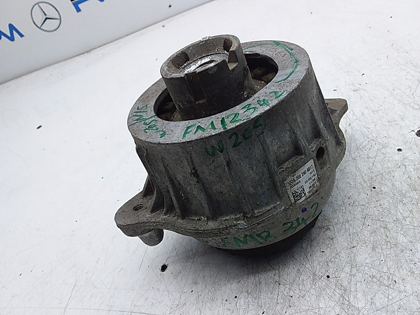 MERCEDES BENZ  C-CLASS  W205  ENGINE MOUNT LEFT NS A2052406817 FMR342