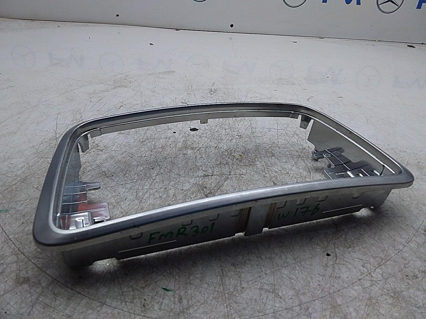 MERCEDES A-CLS W176 STEREO SURROUND TRIM A1766890018 FMR301