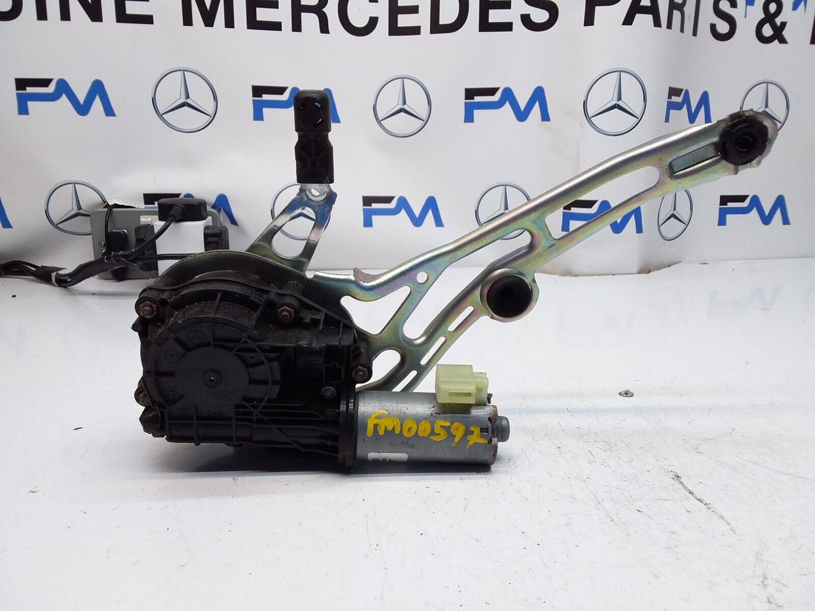 Mercedes C-CLASS W205 TAILGATE LIFT SOFT CLOSE 0390204 124 FM00597 