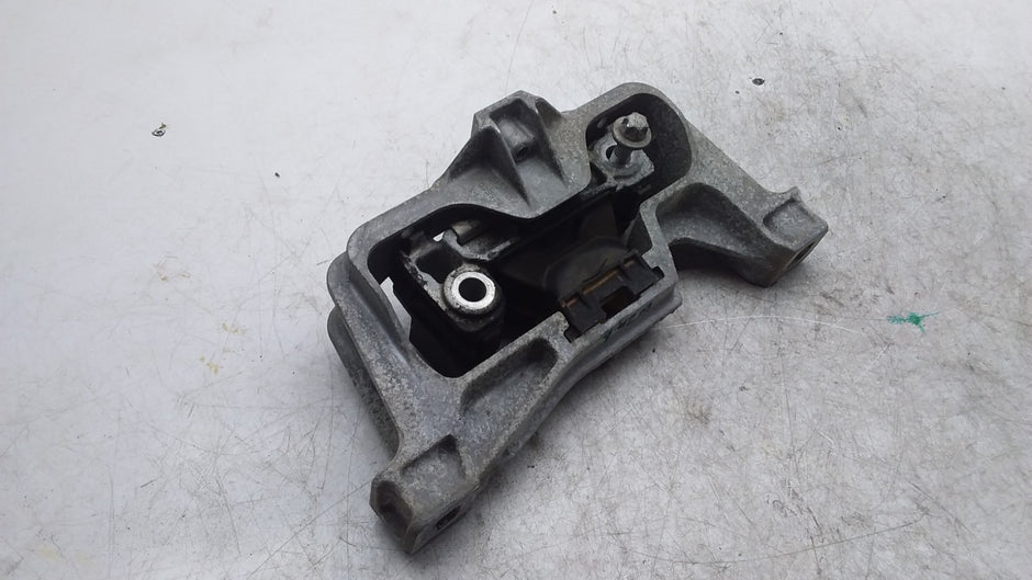 MERCEDES BENZ B-CLS W246 ENGINE MOUNT RIGHT SIDE A2462402517 FMR447