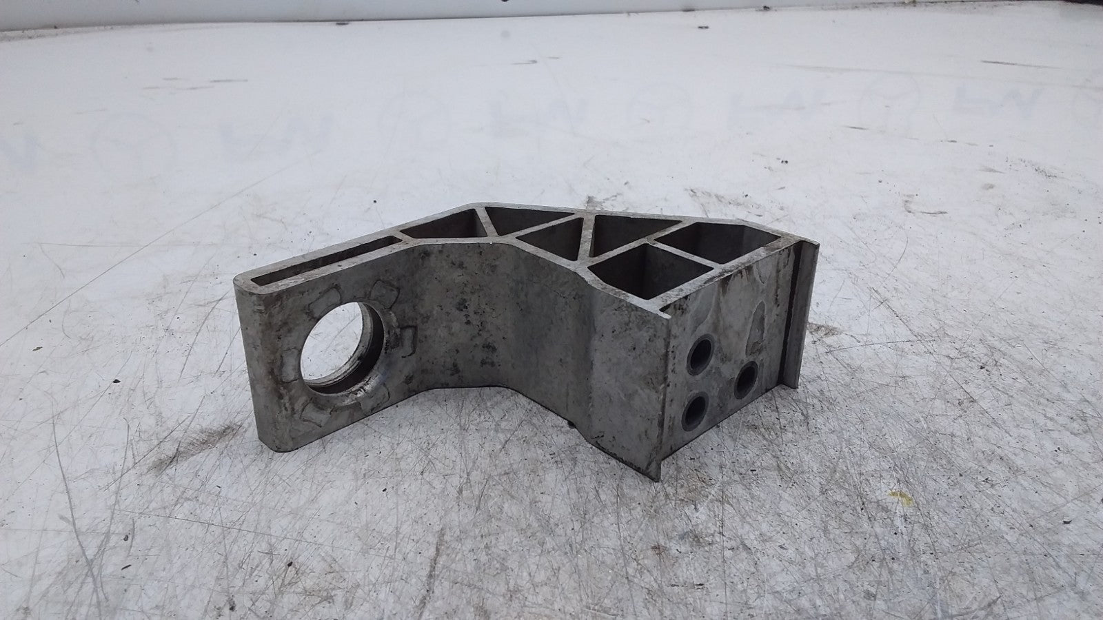 MERCEDES BENZ  C-CLASS  RADIATOR MOUNT BRACKET LEFT SIDE A2055013920 FMR401