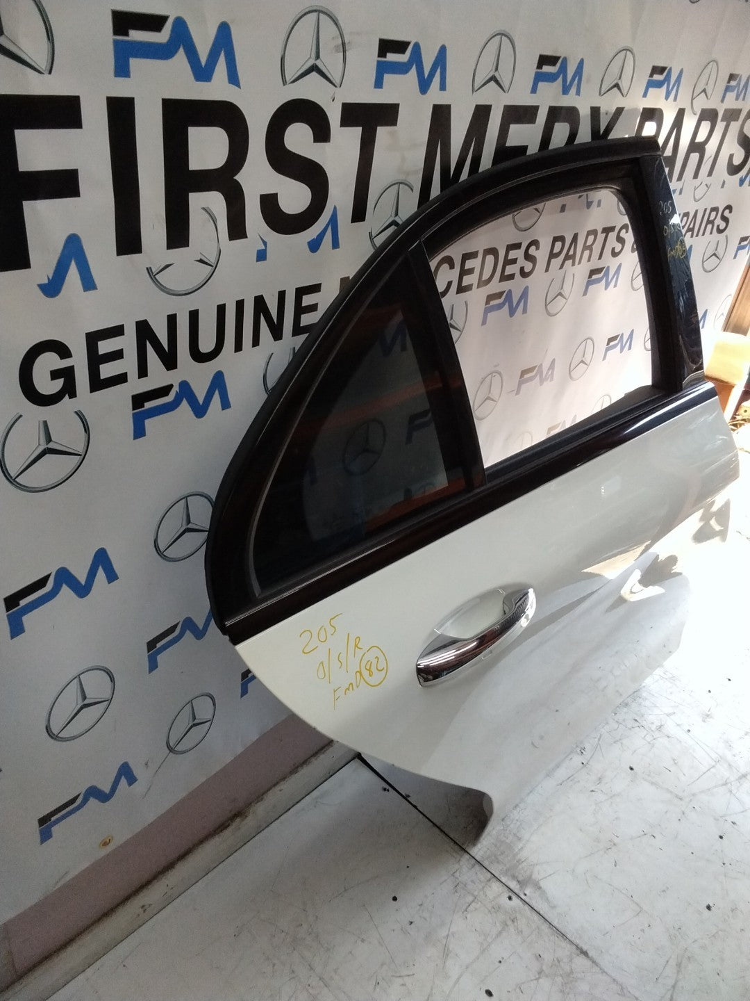 MERCEDES BENZ  C-CLASS W205 DRIVER SIDE REAR DOOR O/S/R COMPLETE WHITE FMD82