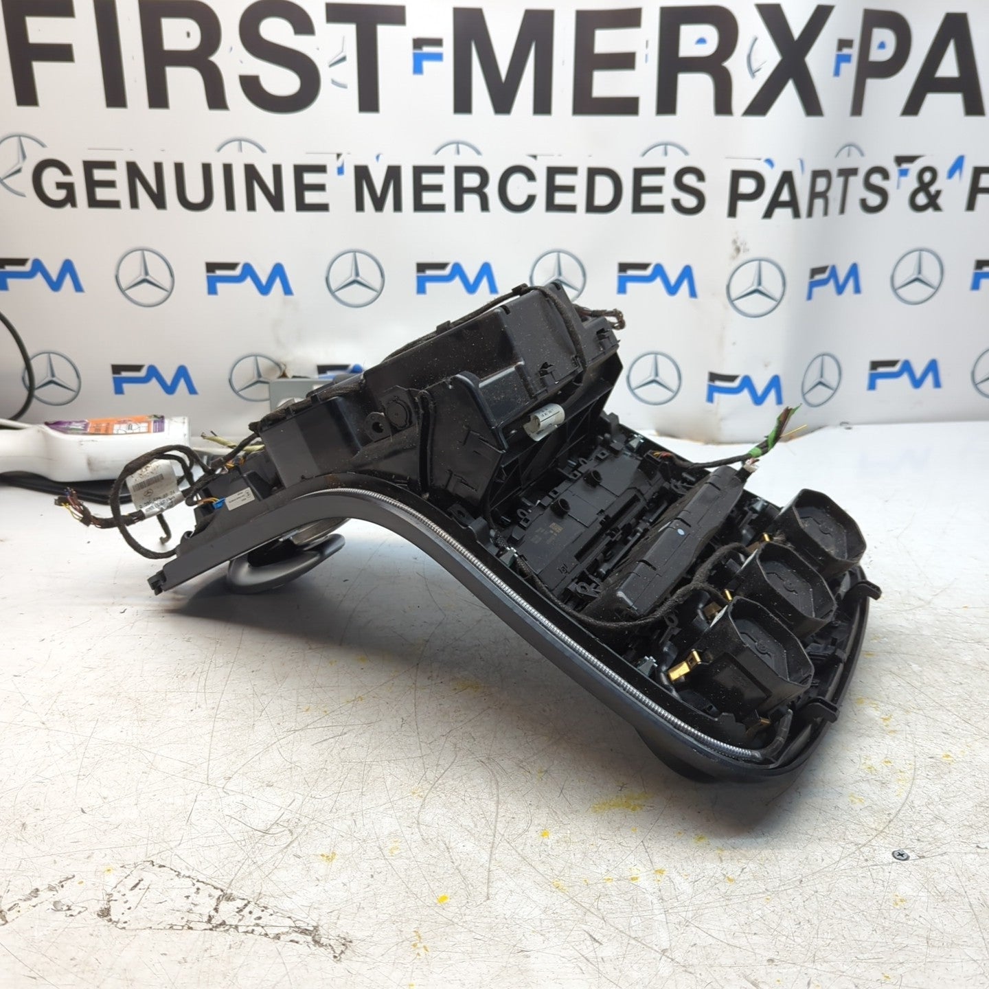  MERCEDES E-CLASS W205 CENTRE CONSOLE + 3 AIR VENT A2054402324 FM001405