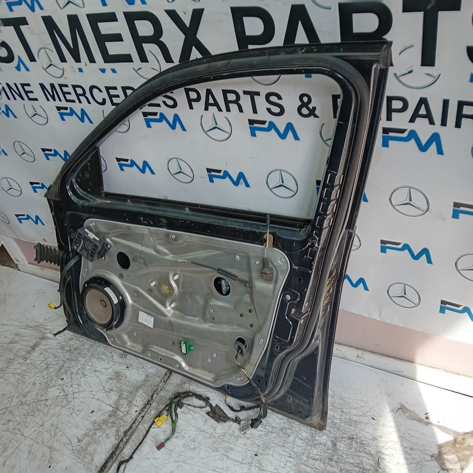 MERCEDES BEBZ C-CLASS W204 DRIVER SIDE FRONT DOOR OSF FMD290