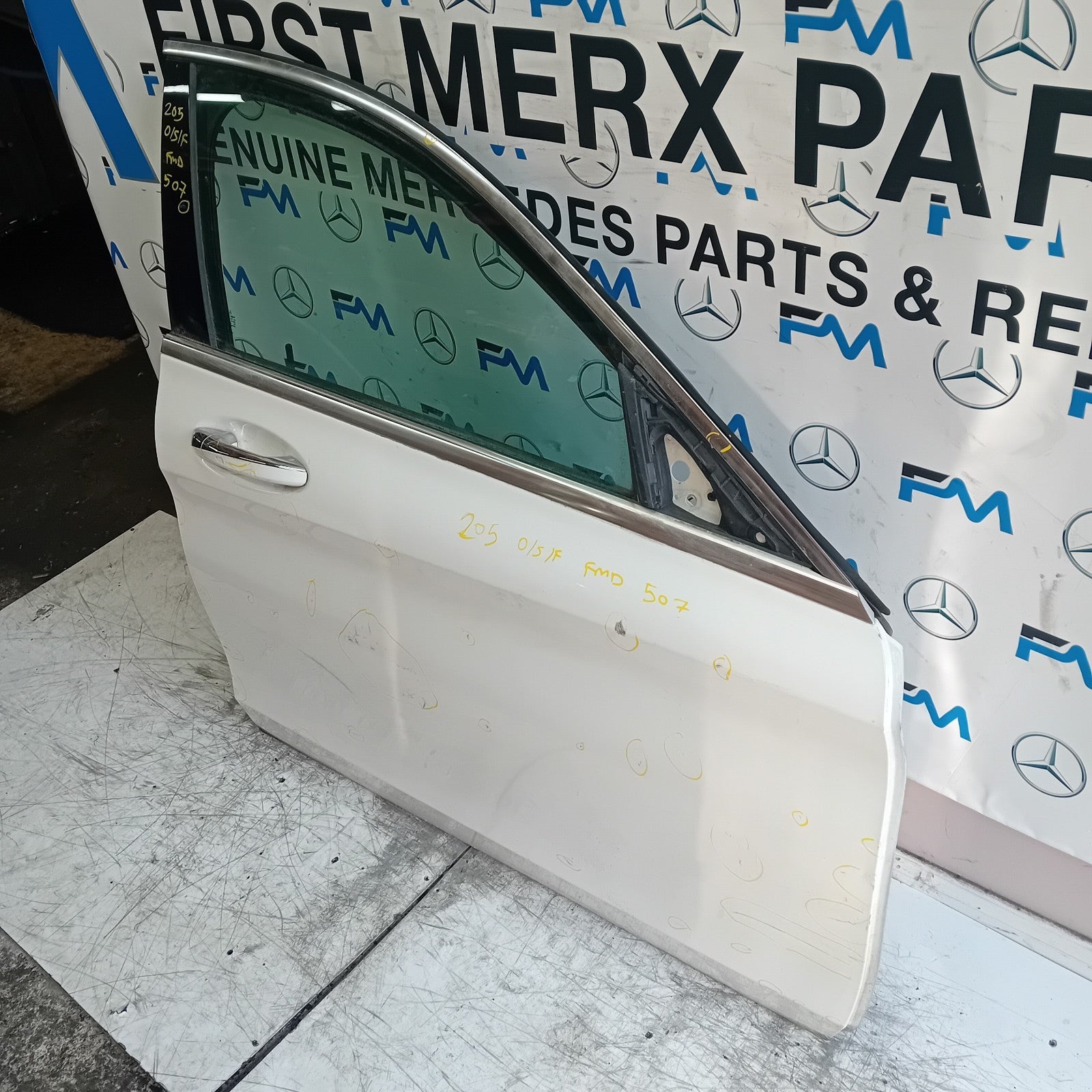 MERCEDES BENZ C-CLASS W205 DRIVER FRONT DOOR OSF 2014 WHITE  FMD507