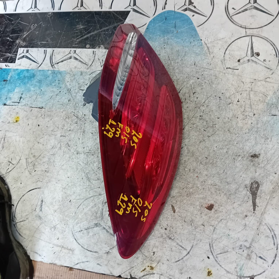 MERCEDES BENZ C-CLASS W205 SALOON REAR DRIVER SIDE ( OFF SIDE ) TAIL LIGHT