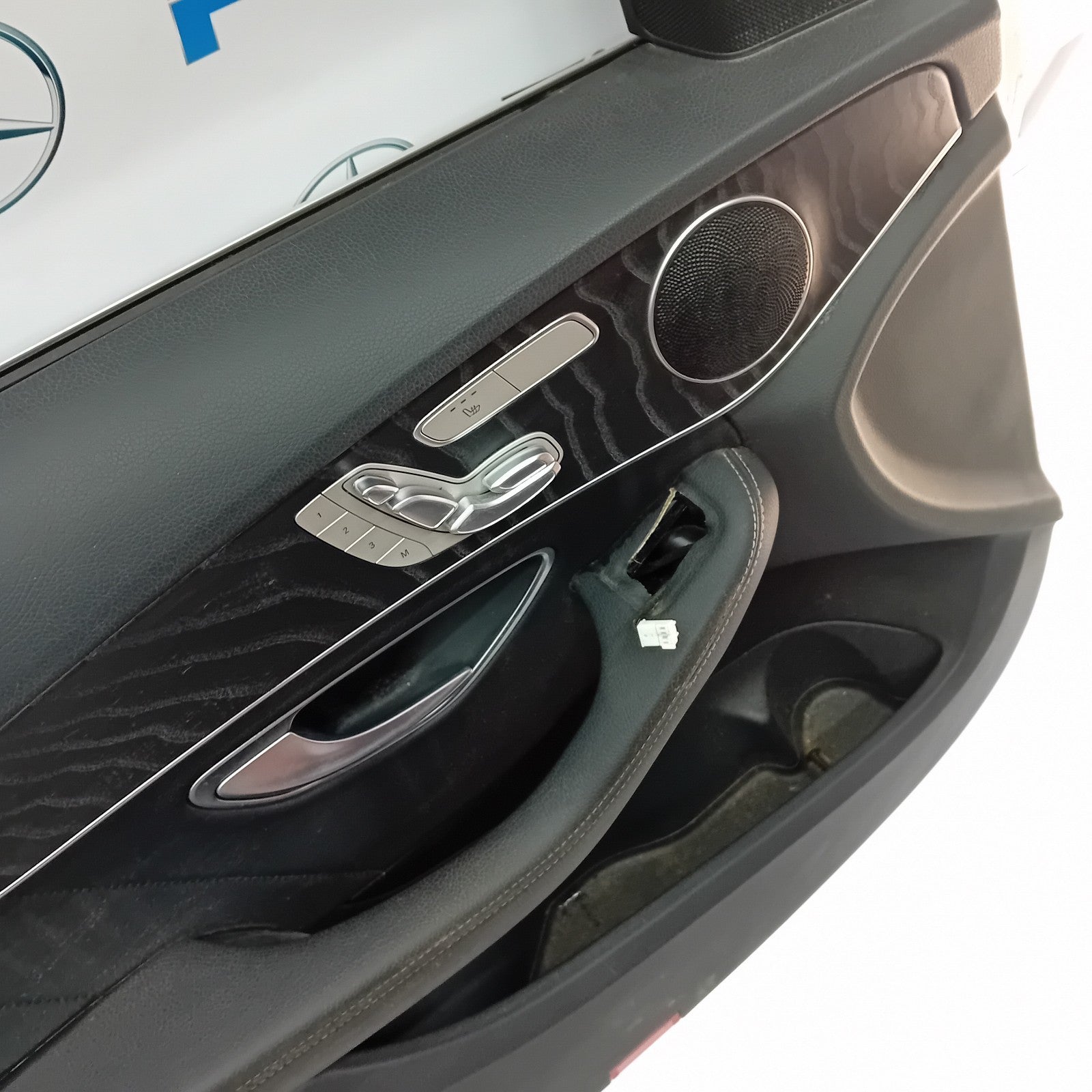 MERCEDES BENZ C-CLASS  W205 PASSENGER SIDE FRONT DOOR ( NEAR SIDE FRONT ) FM04