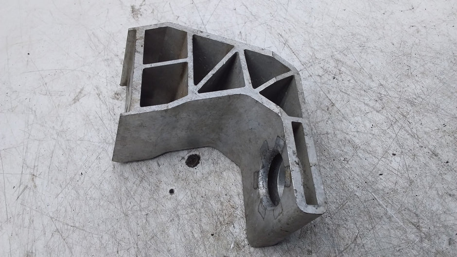 MERCEDES BENZ  C-CLASS  RADIATOR MOUNT BRACKET LEFT SIDE A2055014920 FMR402