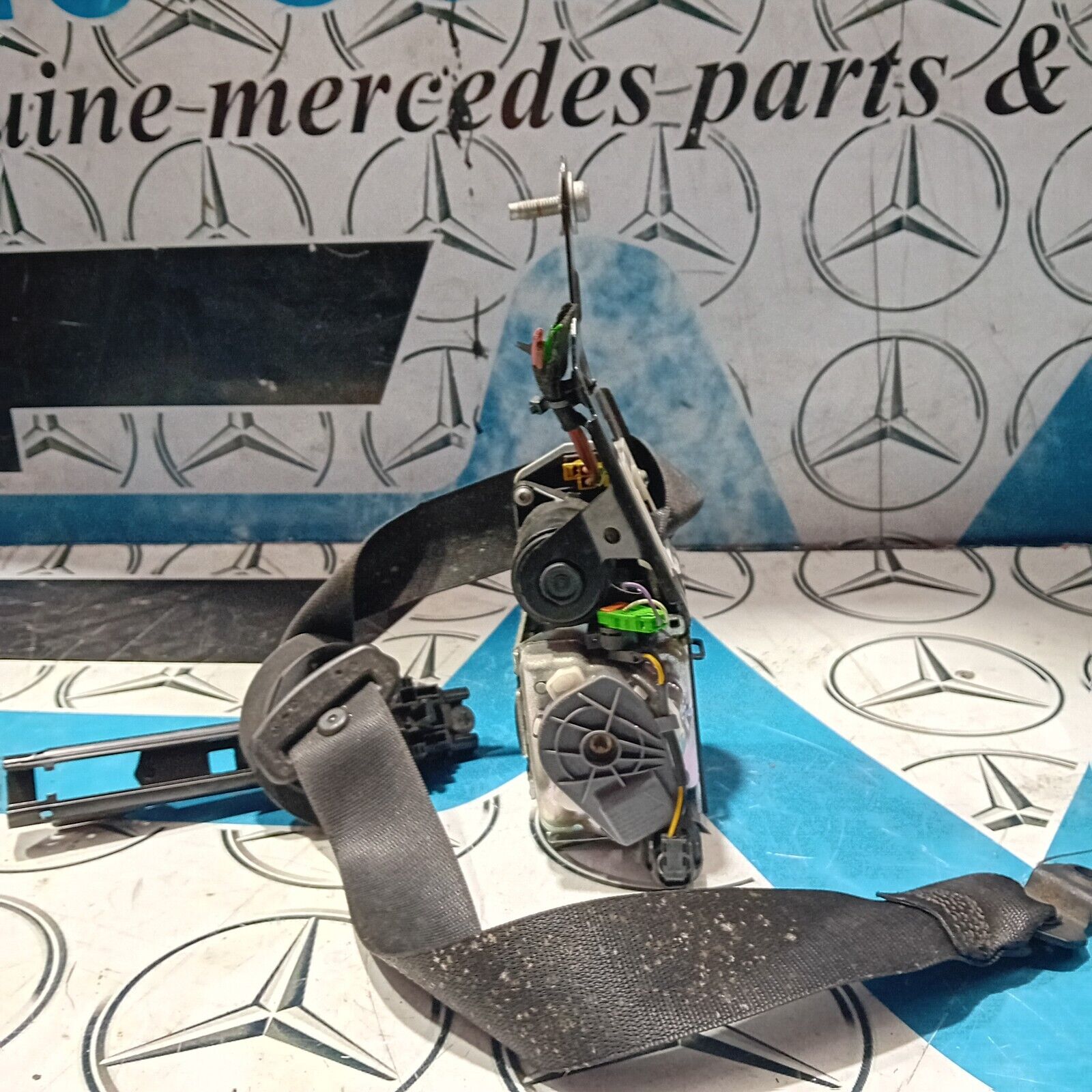 MERCEDES C CLASS W204 N/S/F FRONT LEFT SEAT BELT PASSENGERS A2048602186