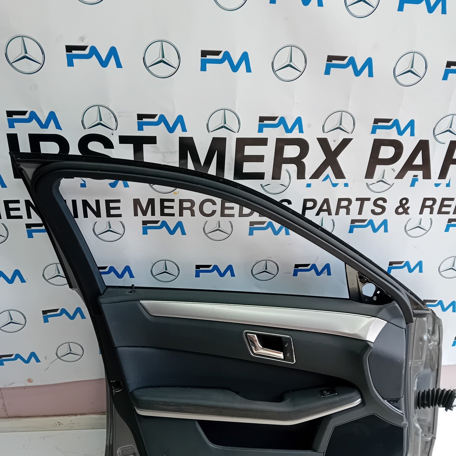MERCEDES BENZ  E-CLASS W212 PASSENGE SIDE FRONT DOOR N/S/F COMPLETE GREY FMD113
