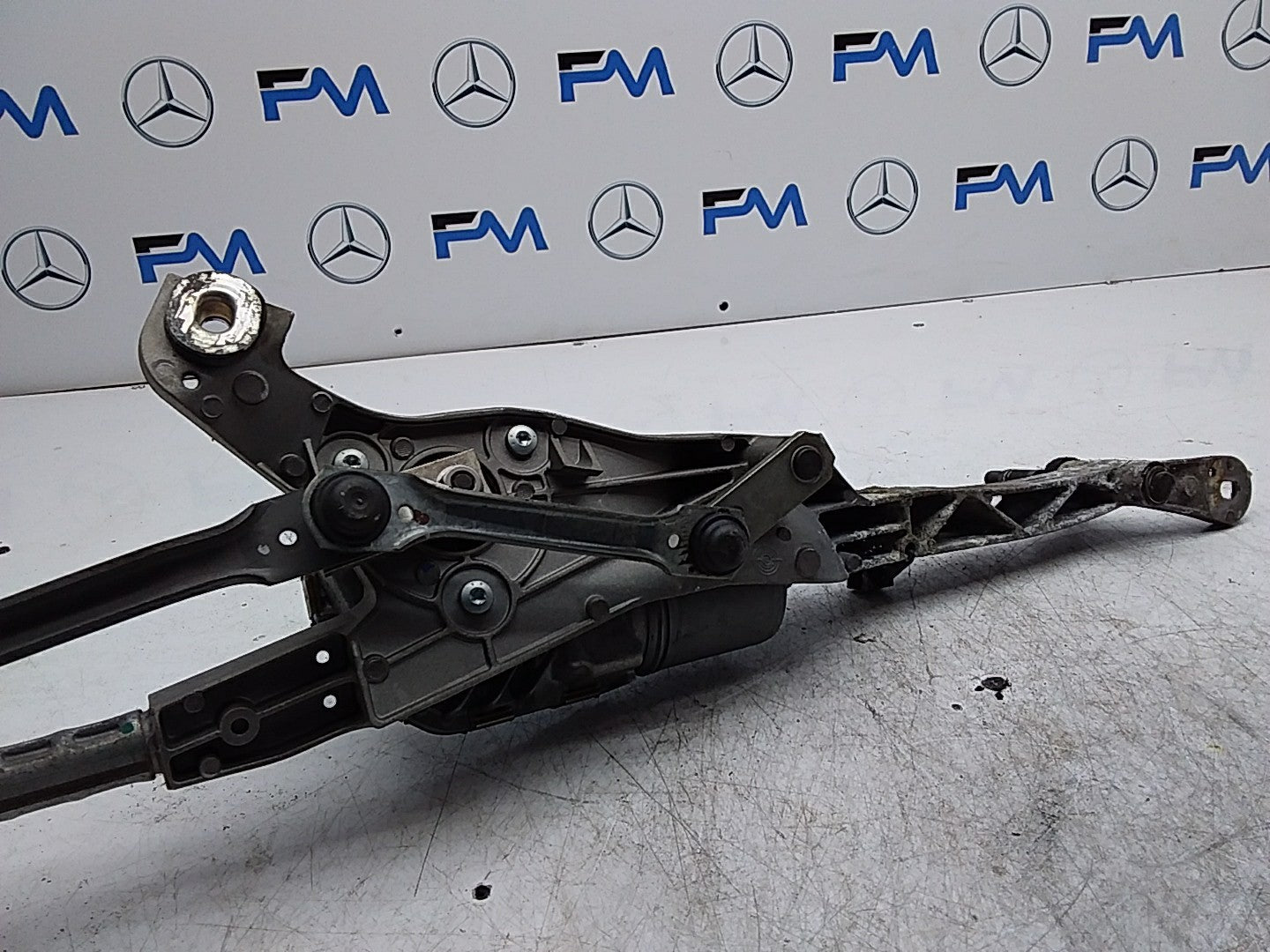 MERCEDES BENZ  E-CLASS W212 WIPER MOTOR FRONT AND LINKAGE A2128201340 FMR474