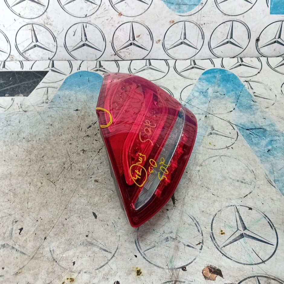 MERCEDES BENZ C-CLASS W205 DRIVER SIDE ( OFF SIDE ) TAIL LIGHT