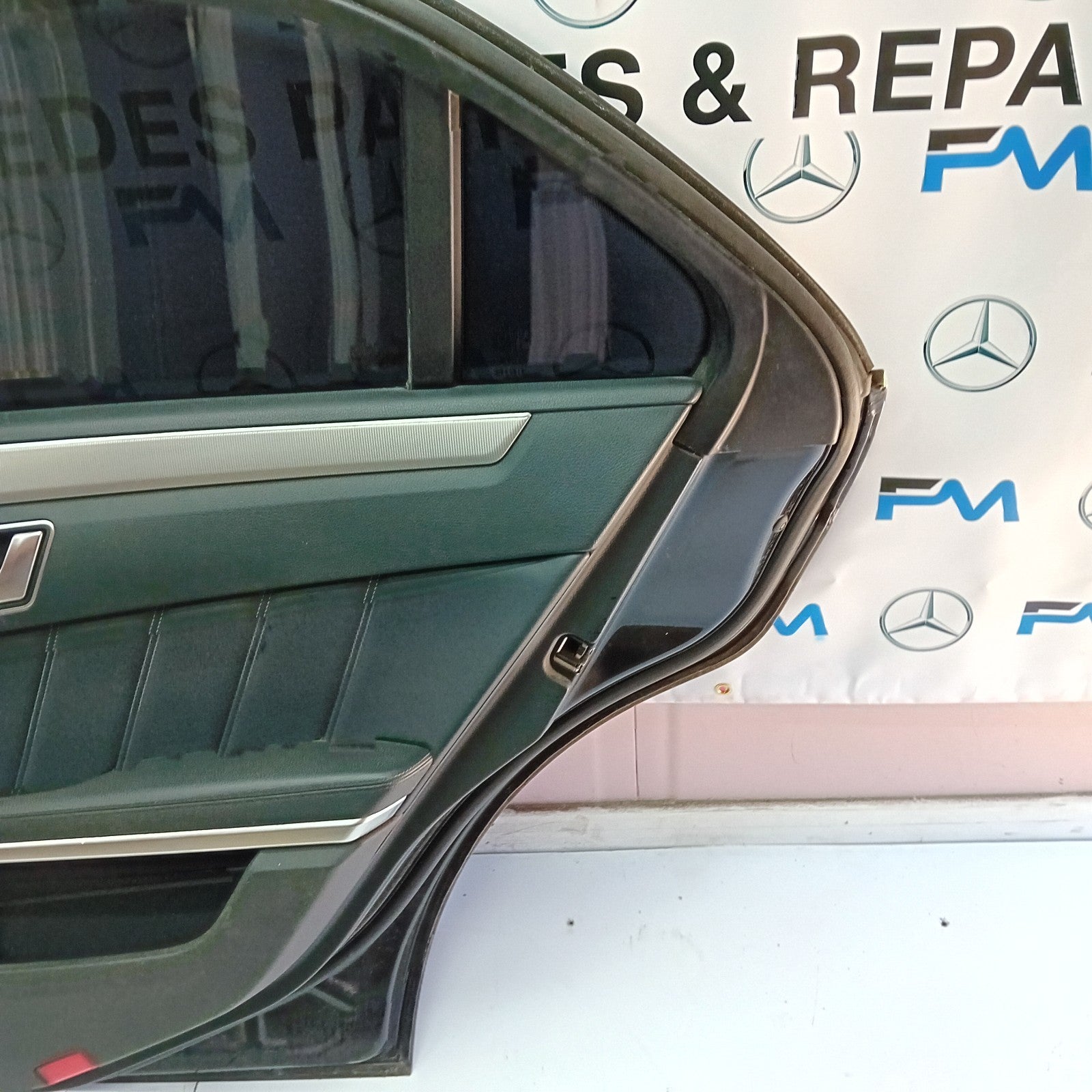 MERCEDES BENZ E-CLASS  W212 DRIVER SIDE REAR DOOR ( OFF SIDE REAR ) FM03