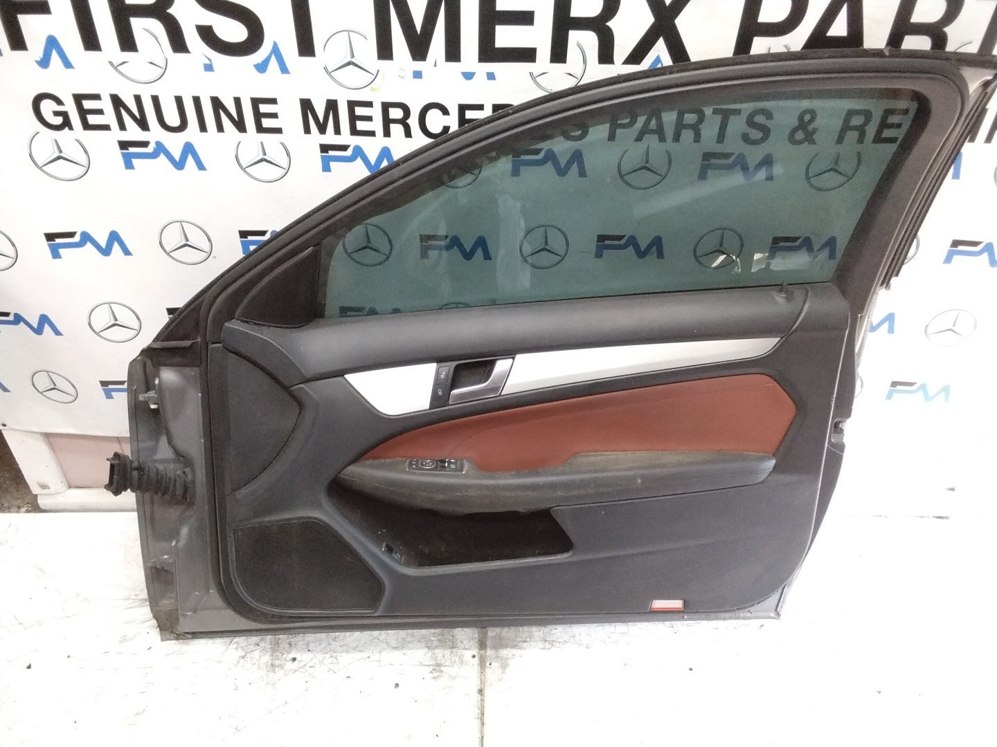 MERCEDES BENZ C-CLASS W204 DRIVER FRONT DOOR OSF GREY 2007-2014 COMPLETE FMD315