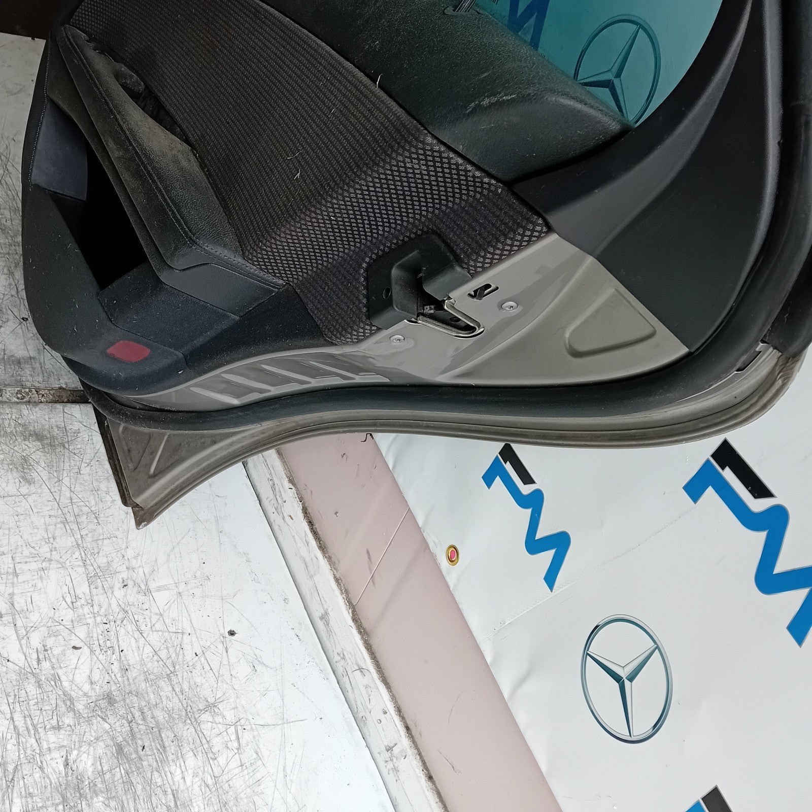 MERCEDES E-CLASS W211 DRIVER REAR DOOR OSR  2003-09 COMPLETE FMD388
