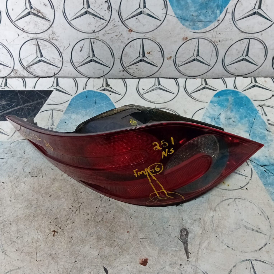 MERCEDES-BENZ R-CLASS W251 REAR PASSENGER SIDE ( NEAR SIDE ) TAIL LIGHT