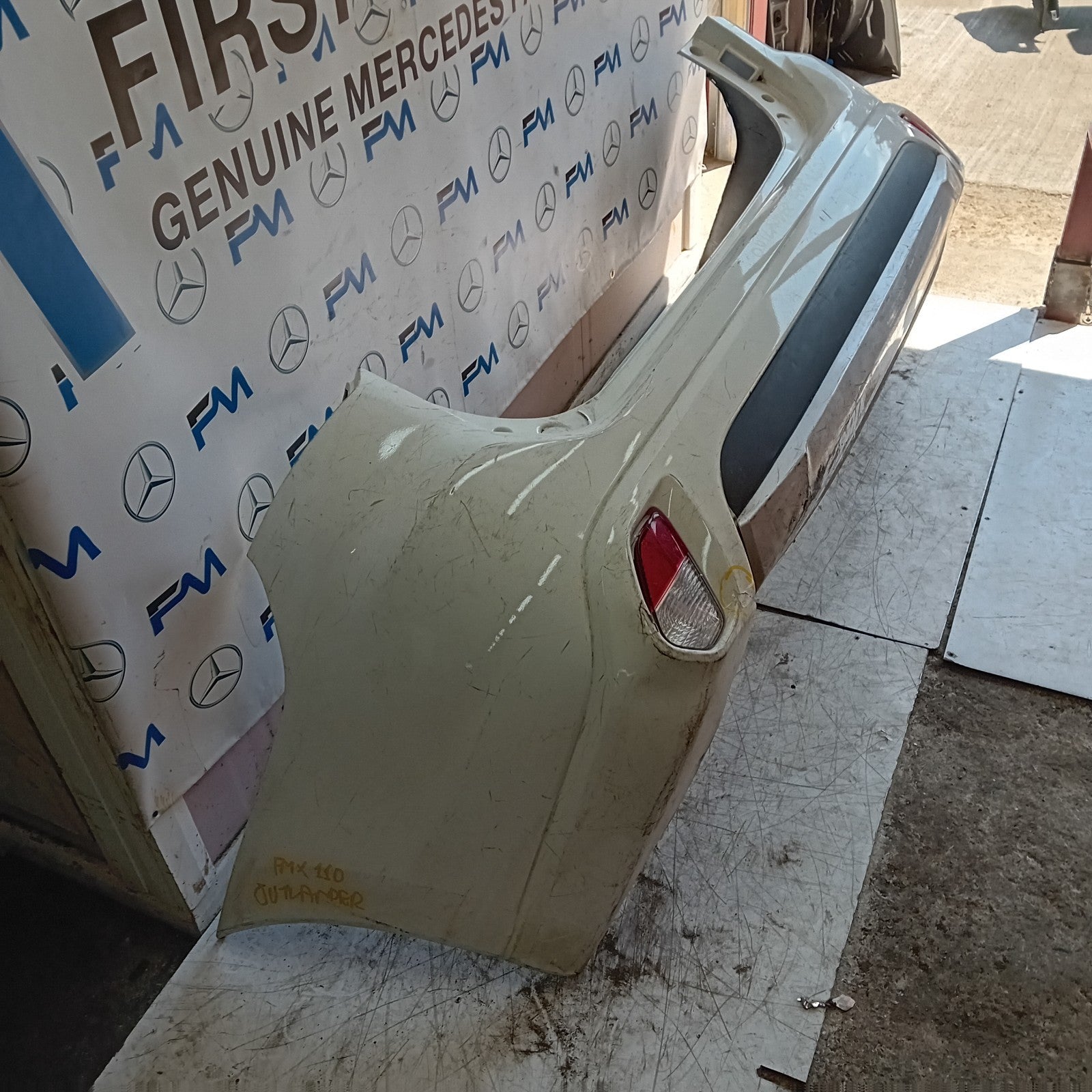 MITSUBISHI OUTLANDER MK3 REAR BUMPER WHITE 2013 COMPLETE FMX110