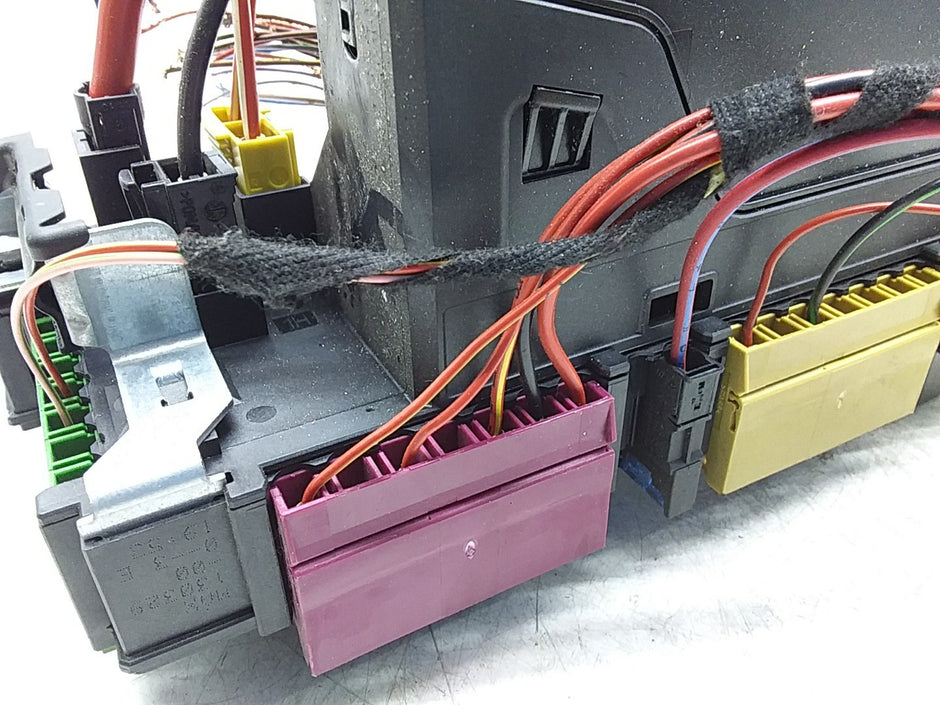 MERCEDES BENZ  E-CLASS W212  FUSE BOX RELAY BOX A2129009522 FMR481
