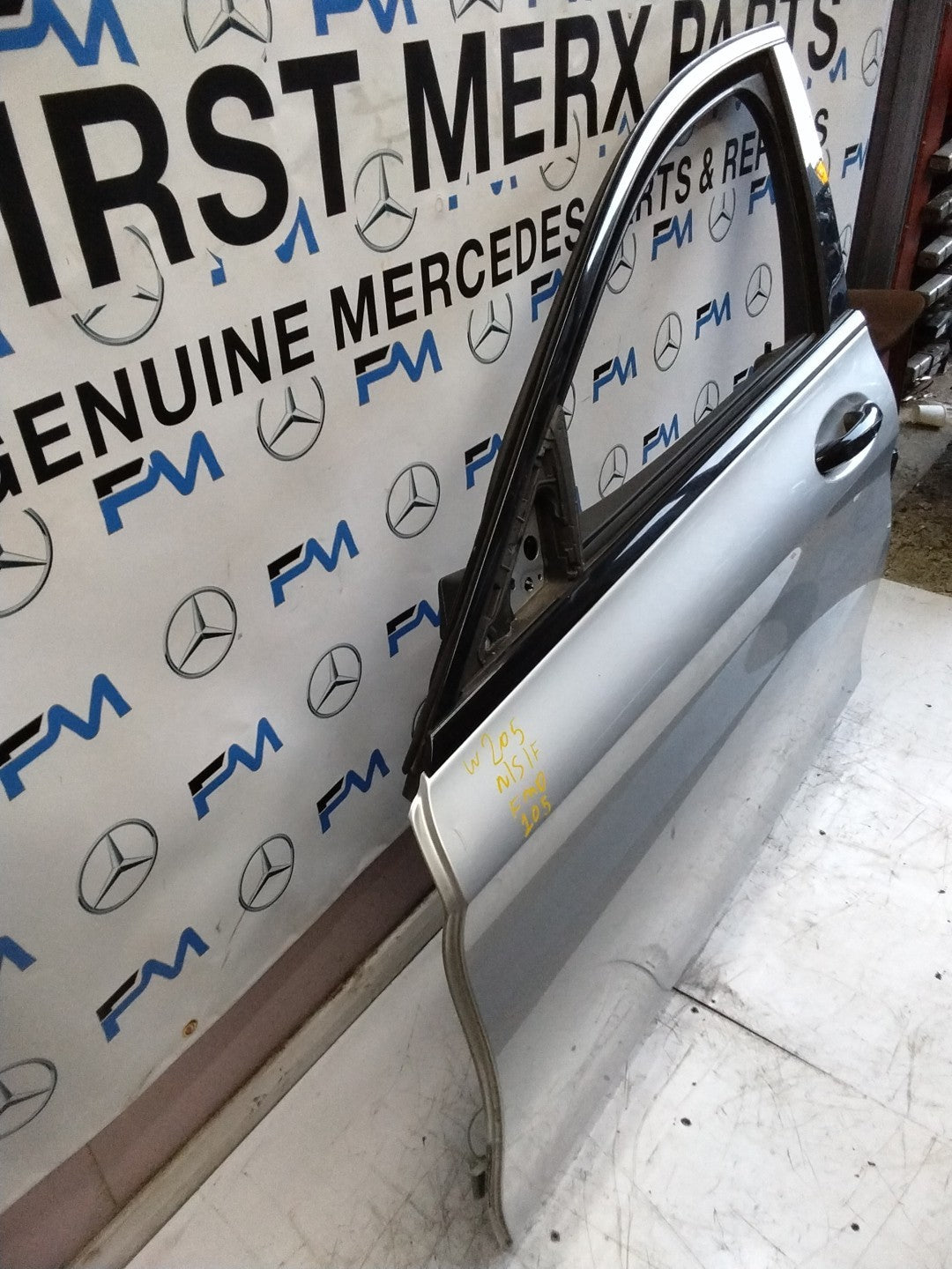MERCEDES C-CLASS W205 PASSENGER SIDE FRONT DOOR N/S/F COMPLETE SILVER FMD105