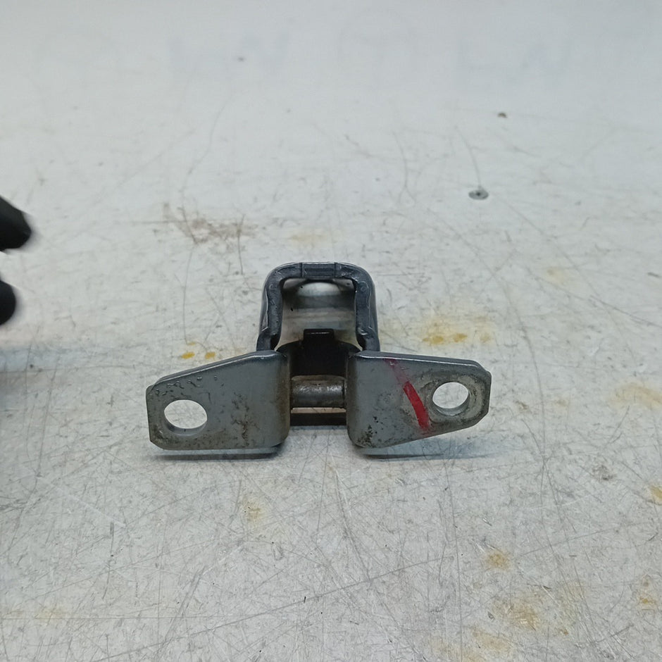 MITSUBISHI OUTLANDER MK3  FRONT DOOR HINGE PANEL E1 A046834 FM001643