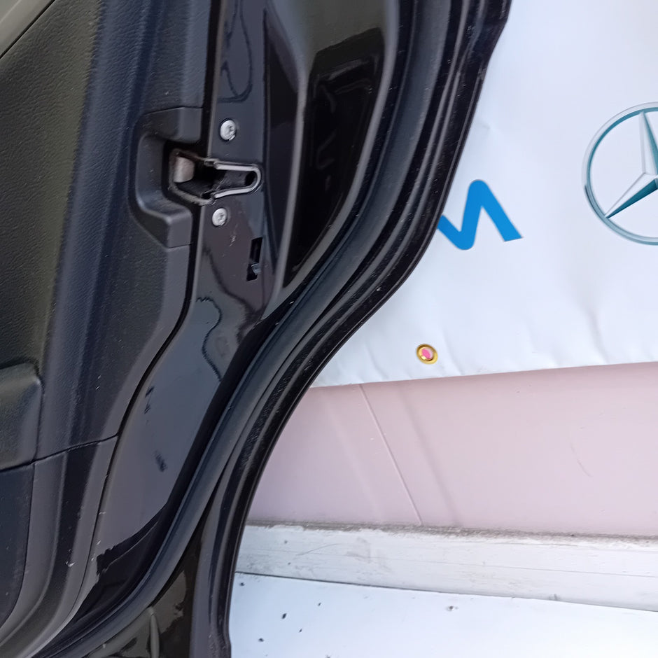 MERCEDES BENZ C-CLASS W204 DRIVER SIDE REAR DOOR ( OFF SIDE REAR ) FM010