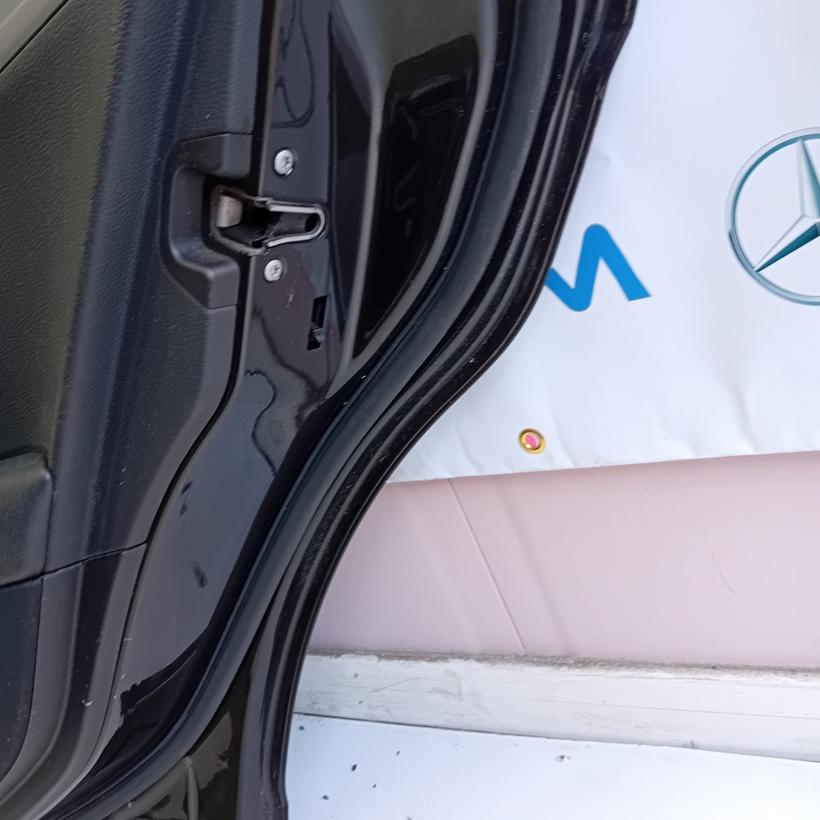 MERCEDES BENZ C-CLASS W204 DRIVER SIDE REAR DOOR ( OFF SIDE REAR ) FM010