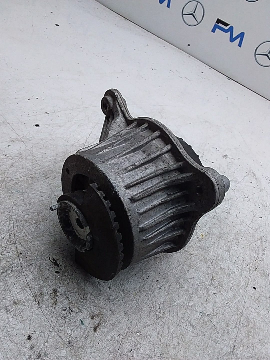 MERCEDES BENZ  C-CLASS  W205  ENGINE MOUNT RIGHT OS A2052406717 FMR362