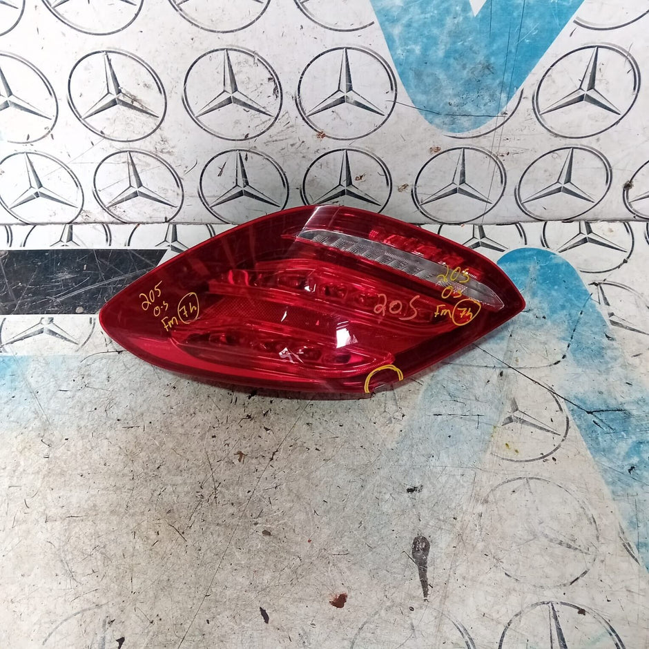 MERCEDES BENZ C-CLASS W205 DRIVER SIDE ( OFF SIDE ) TAIL LIGHT