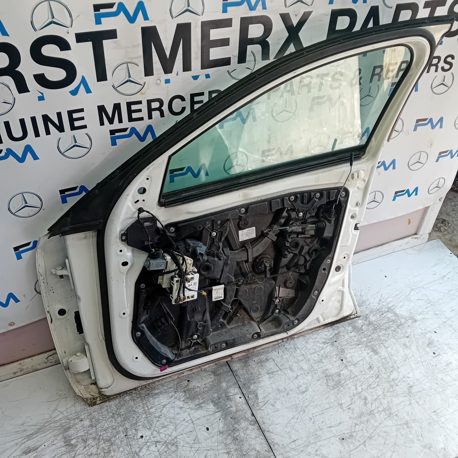 MERCEDES BENZ C-CLASS W205 DRIVER FRONT DOOR OSF 2014 WHITE  FMD507