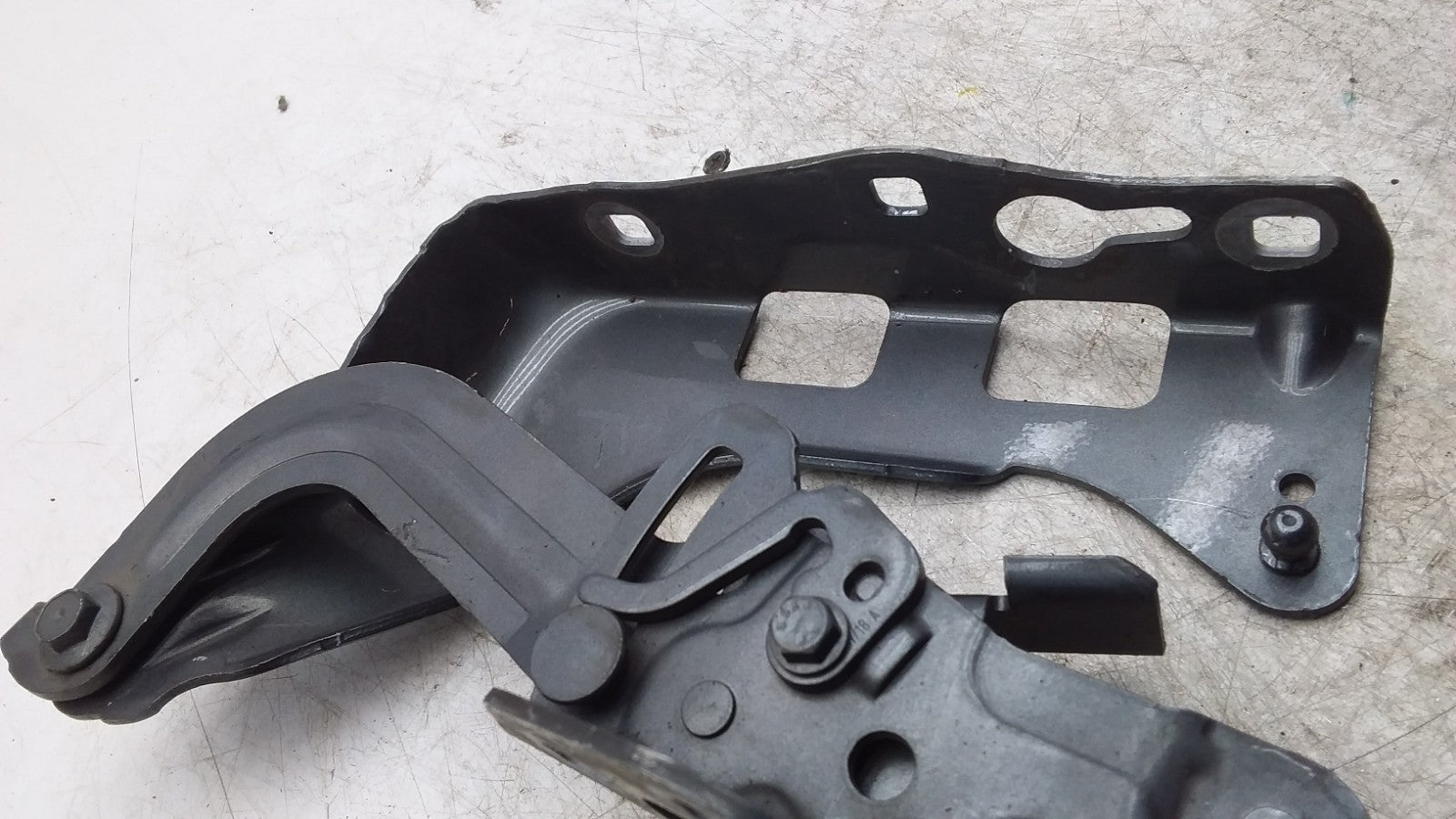 MERCEDES BENZ GLC W253 DRIVER SIDE BONNET HINGE A2538800228 FMR425