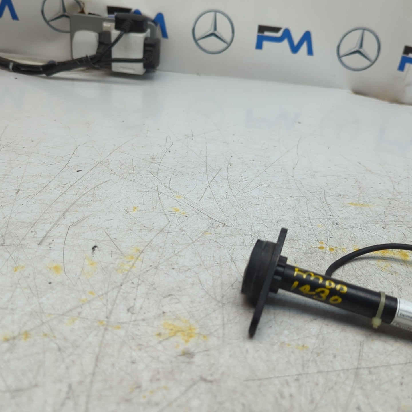 MERCEDES C CLASS W205 BONNET PEDESTRIAN ACTUATOR A2059060002 2014 FM001430