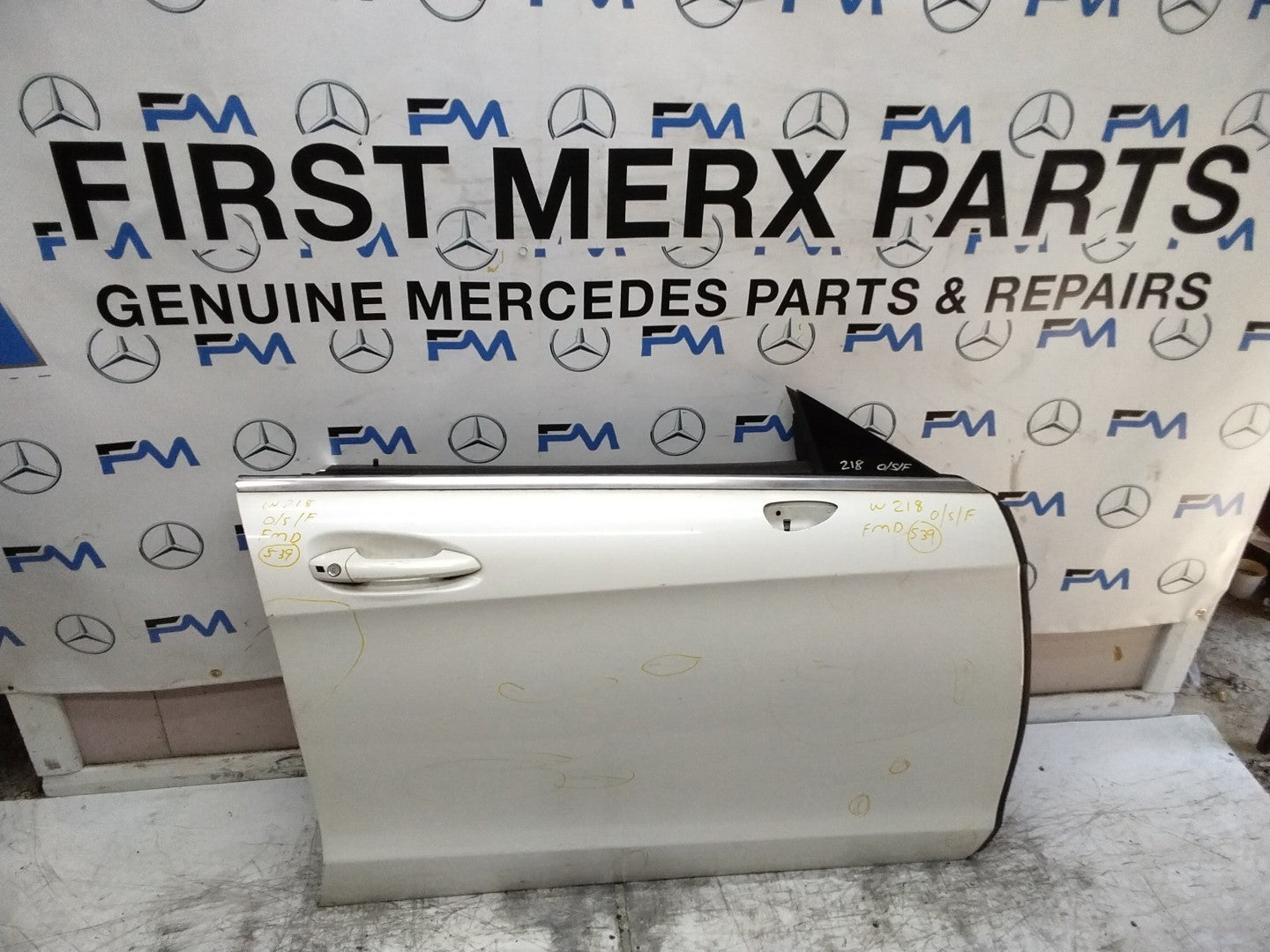 MERCEDES BENZ CLS W218  DRIVER FRONT DOOR OSF WHITE 2011-18 FMD539