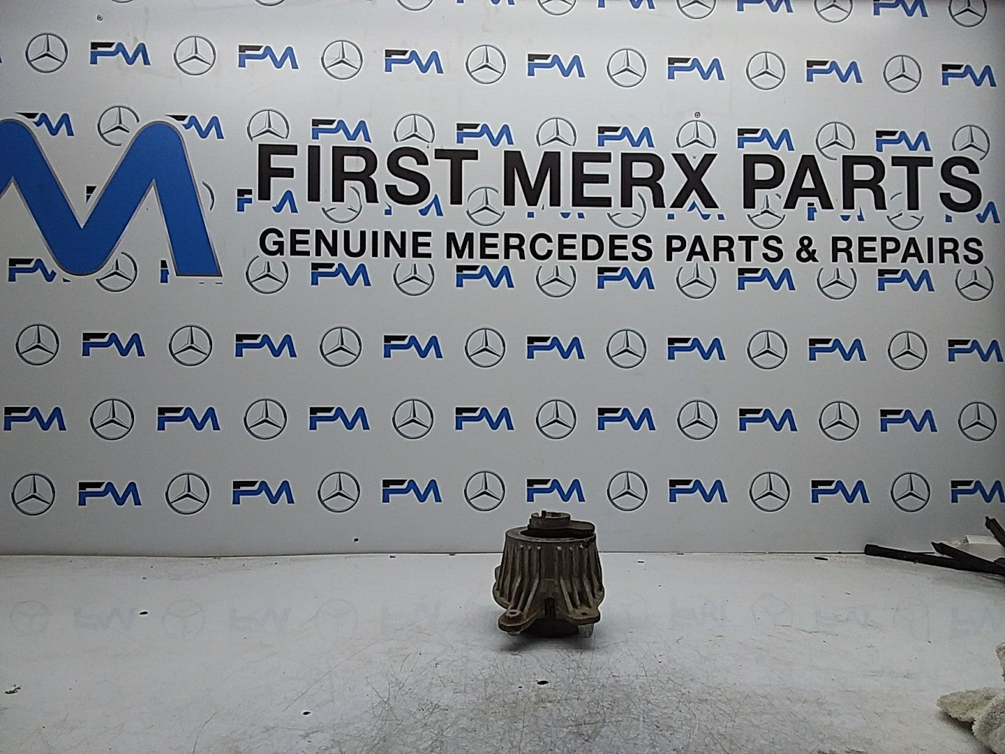 MERCEDES BENZ  E-CLASS W213  ENGINE MOUNT RIGHT A2132400600 FMR316