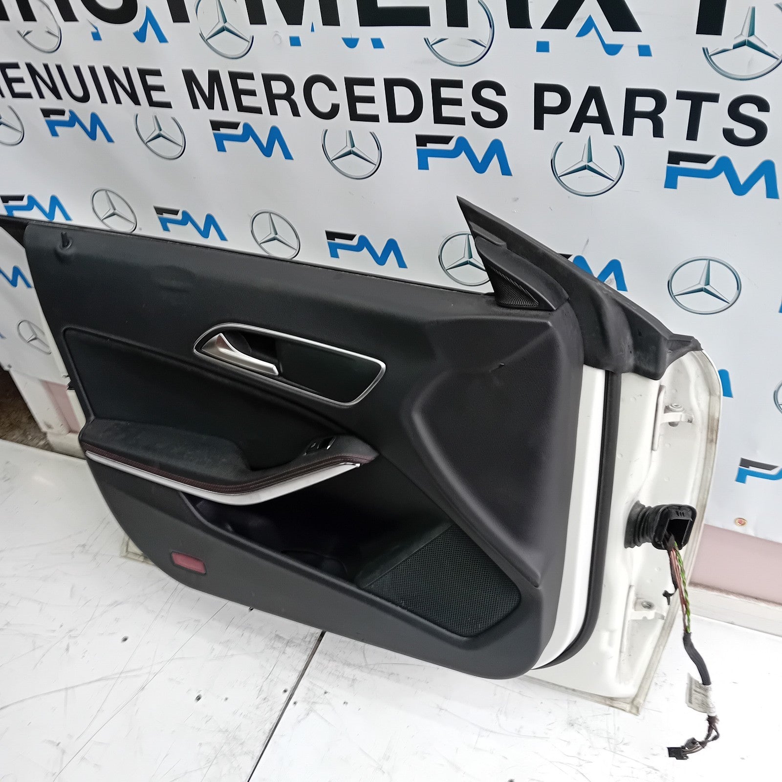 MERCEDES BENZ CLA W117 PASSENGER  FRONT DOOR N/S/F COMPLETE WHITE 2013-18 FMD31
