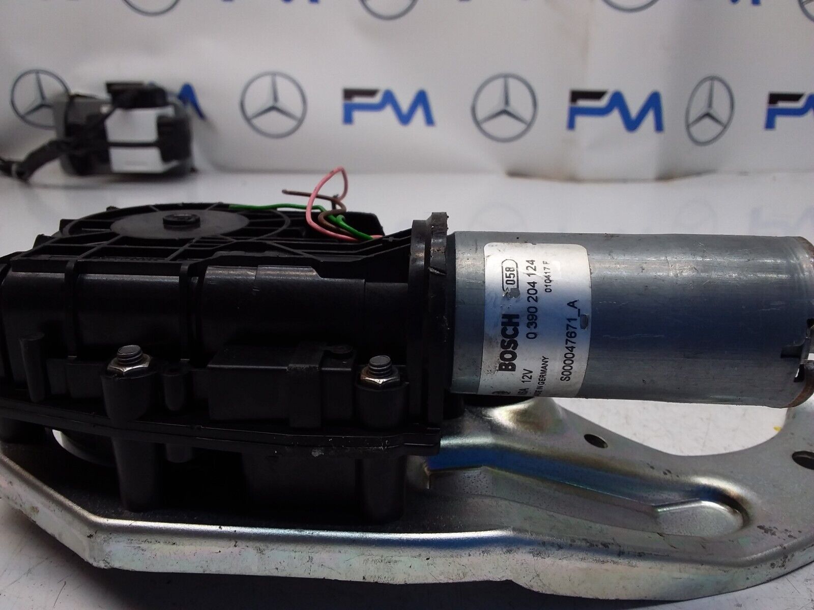 Mercedes C-CLASS W205 TAILGATE LIFT SOFT CLOSE 0390204 124 FM00600