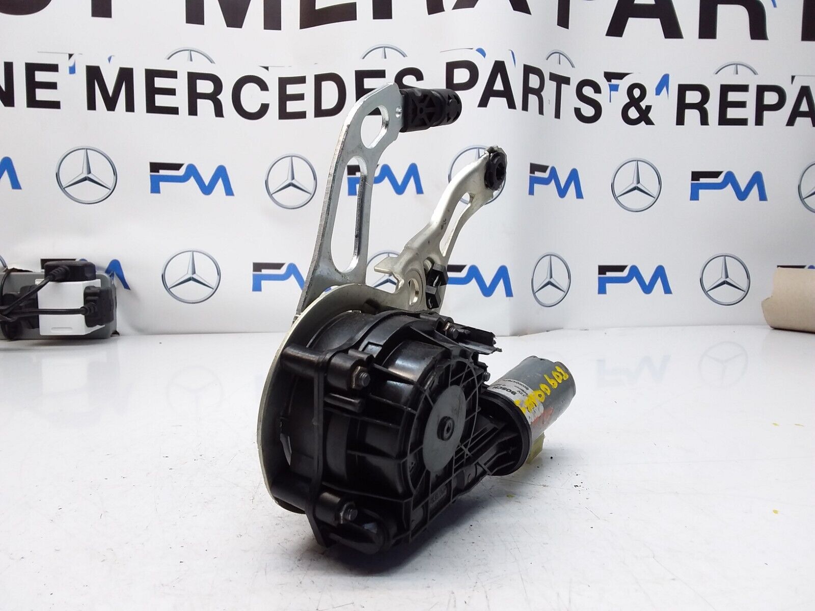Mercedes E-CLASS W238 TAILGATE LIFT SOFT CLOSE 0390204 124 FM00601