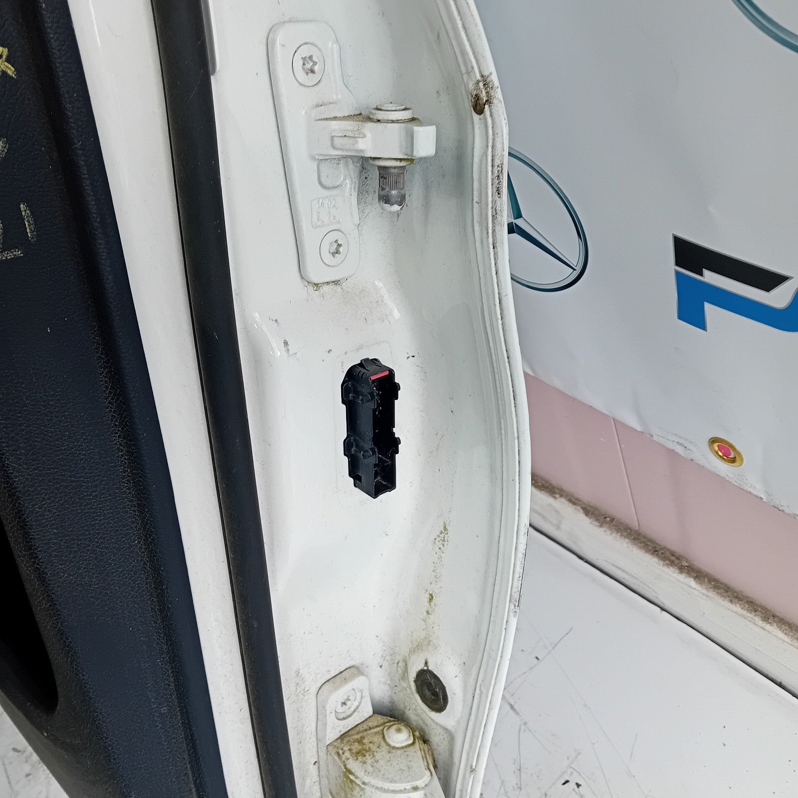 MERCEDES BENZ C-CLASS W205 PASSENGER SIDE REAR DOOR N/S/R WHITE FMD121