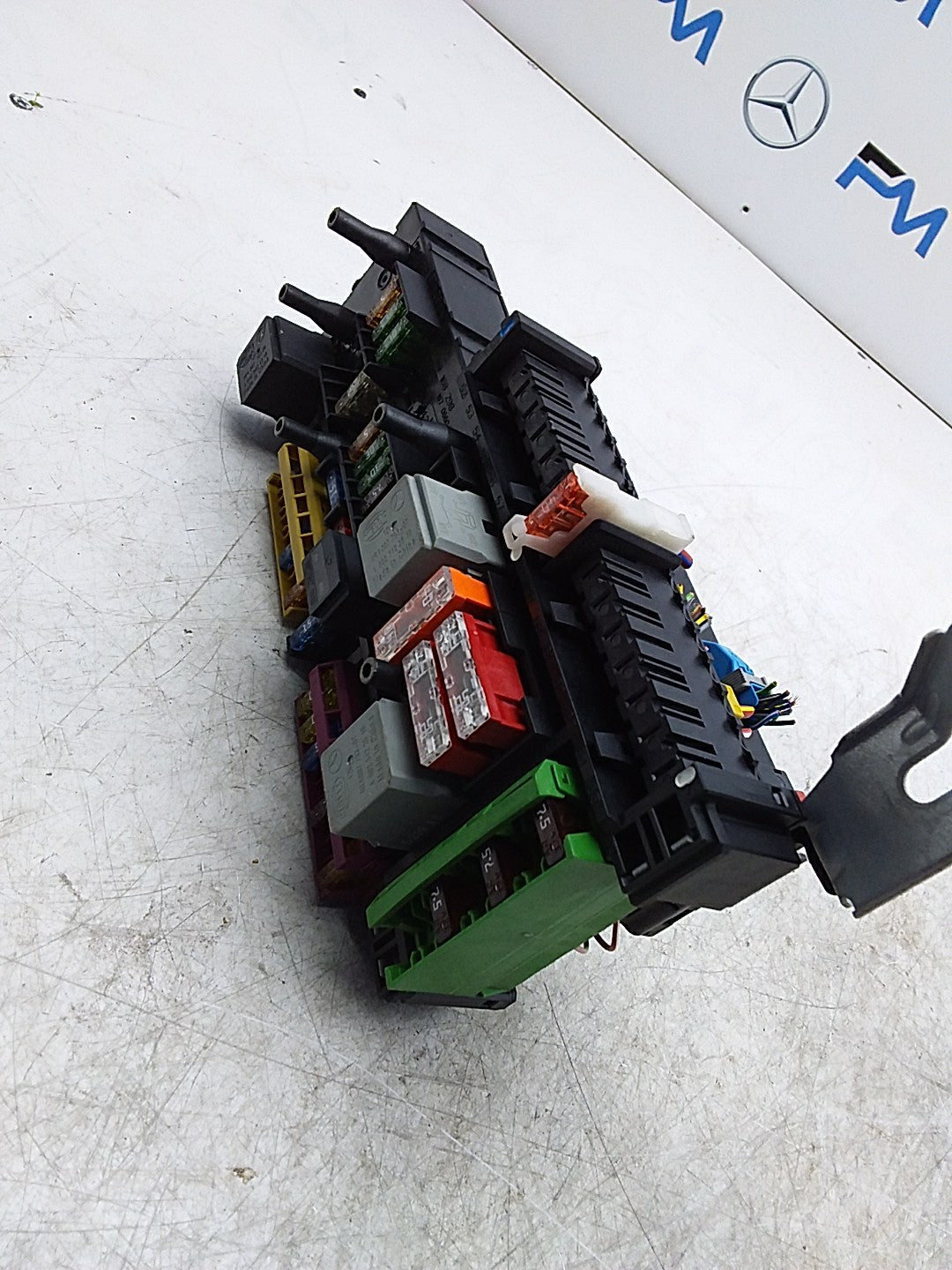 MERCEDES BENZ  E-CLASS W212  FUSE BOX RELAY BOX A2129003822 FMR480